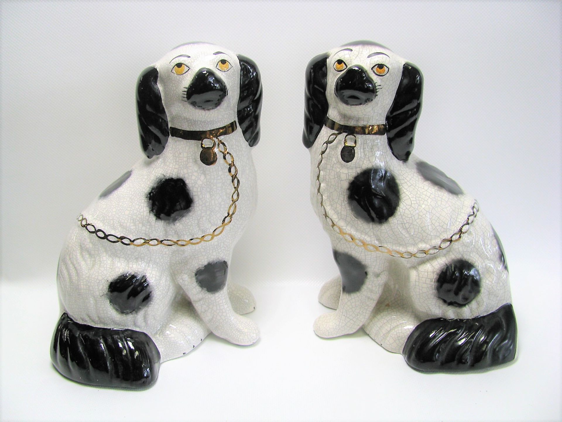 Paar Staffordshire Hunde, sog. "Puffhunde", England, Keramik polychrom glasiert, h 22 cm, d 17 cm.