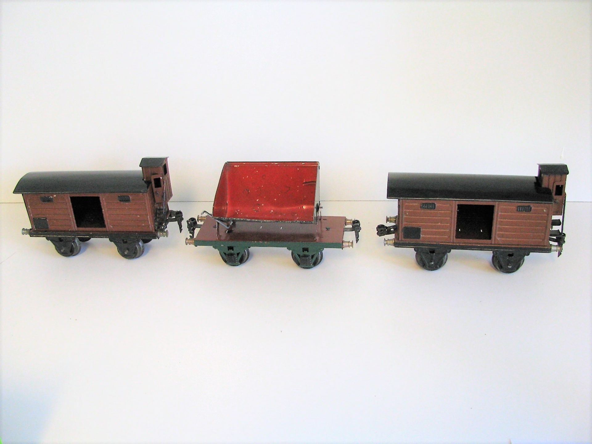 7 Waggons und Personenwagen, Märklin, 1930er Jahre, Spur 1, Blech, Restaurierungen, Wagen h 12 cm, b - Image 2 of 2