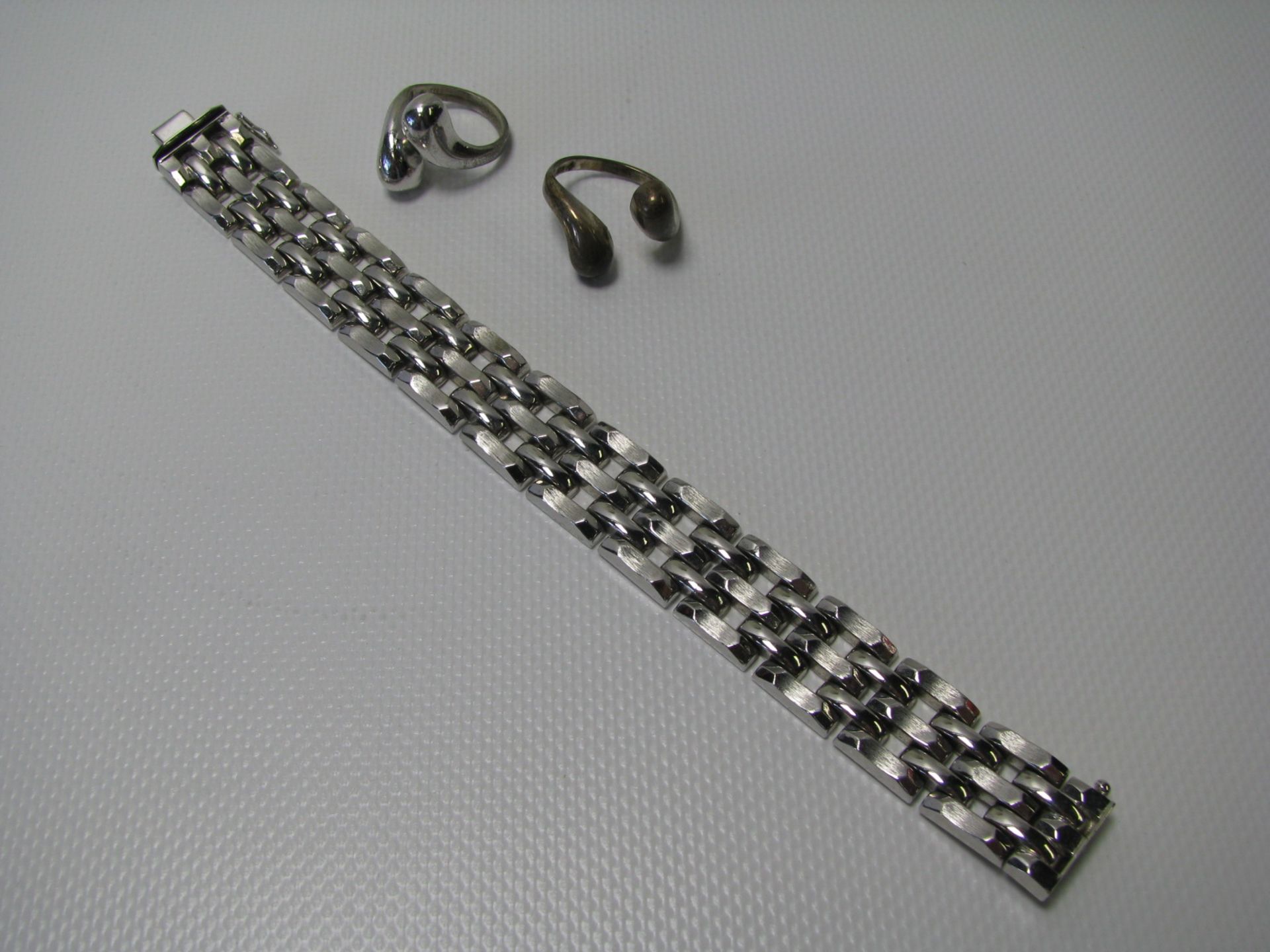 Armband und 2 Damenringe, 835er Silber, gepunzt, 41 g, Armband l 19 cm, Ringgr. 56.