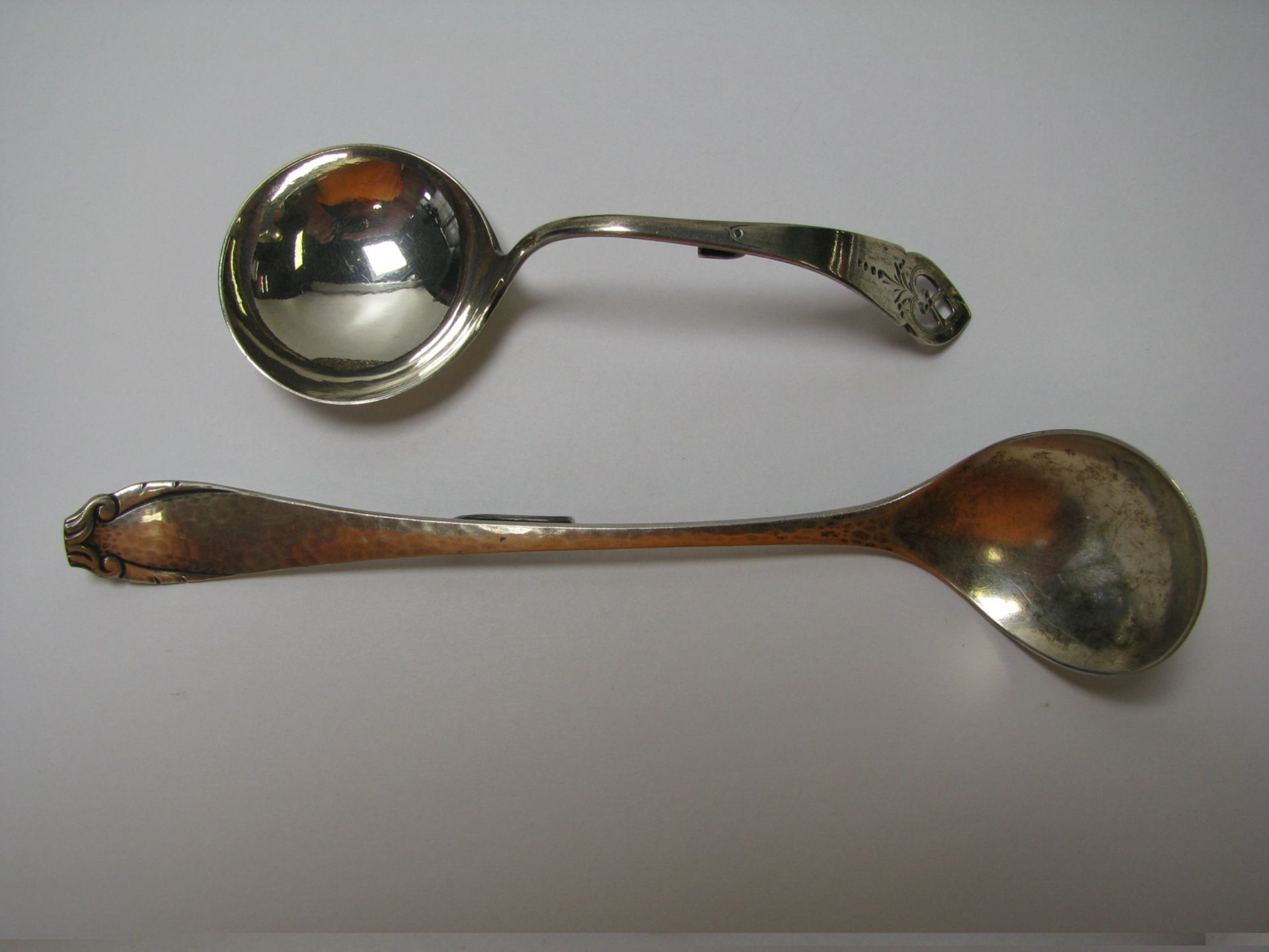 2 diverse Saucenlöffel, 835er Silber, gepunzt, 47 g, l 11/16 cm.