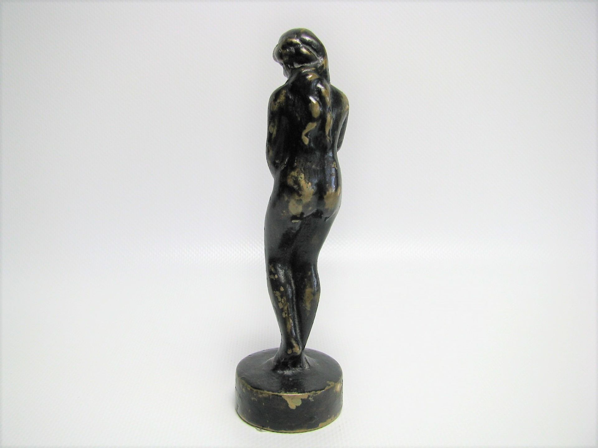 Unbekannt, Weiblicher Akt, Bronze, h 13,5 cm, d 4 cm. - Bild 2 aus 2