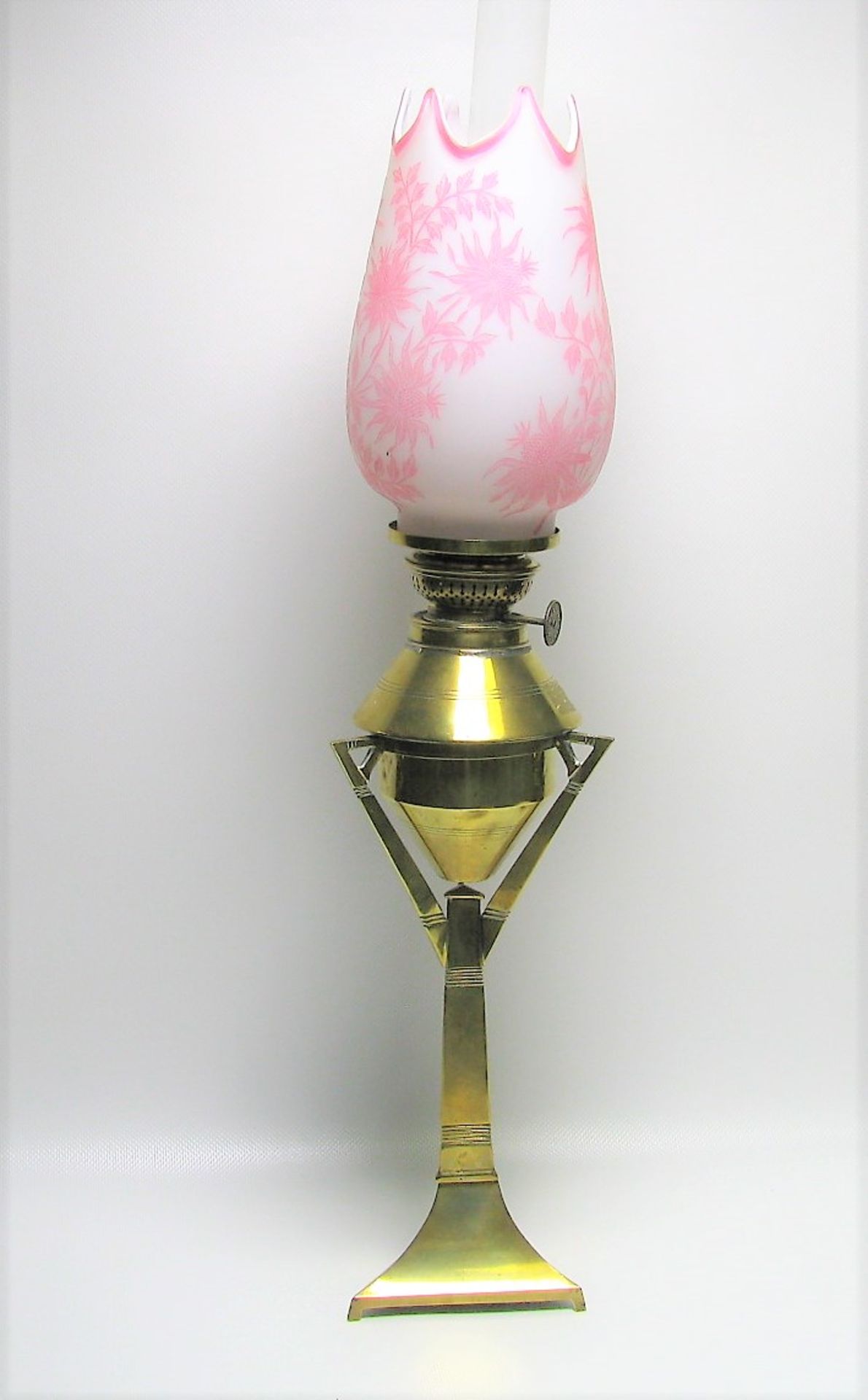 Petroleumlampe, Jugendstil, um 1900, Messing, geätzter Glasschirm, h 60 cm, d 12,5 cm.