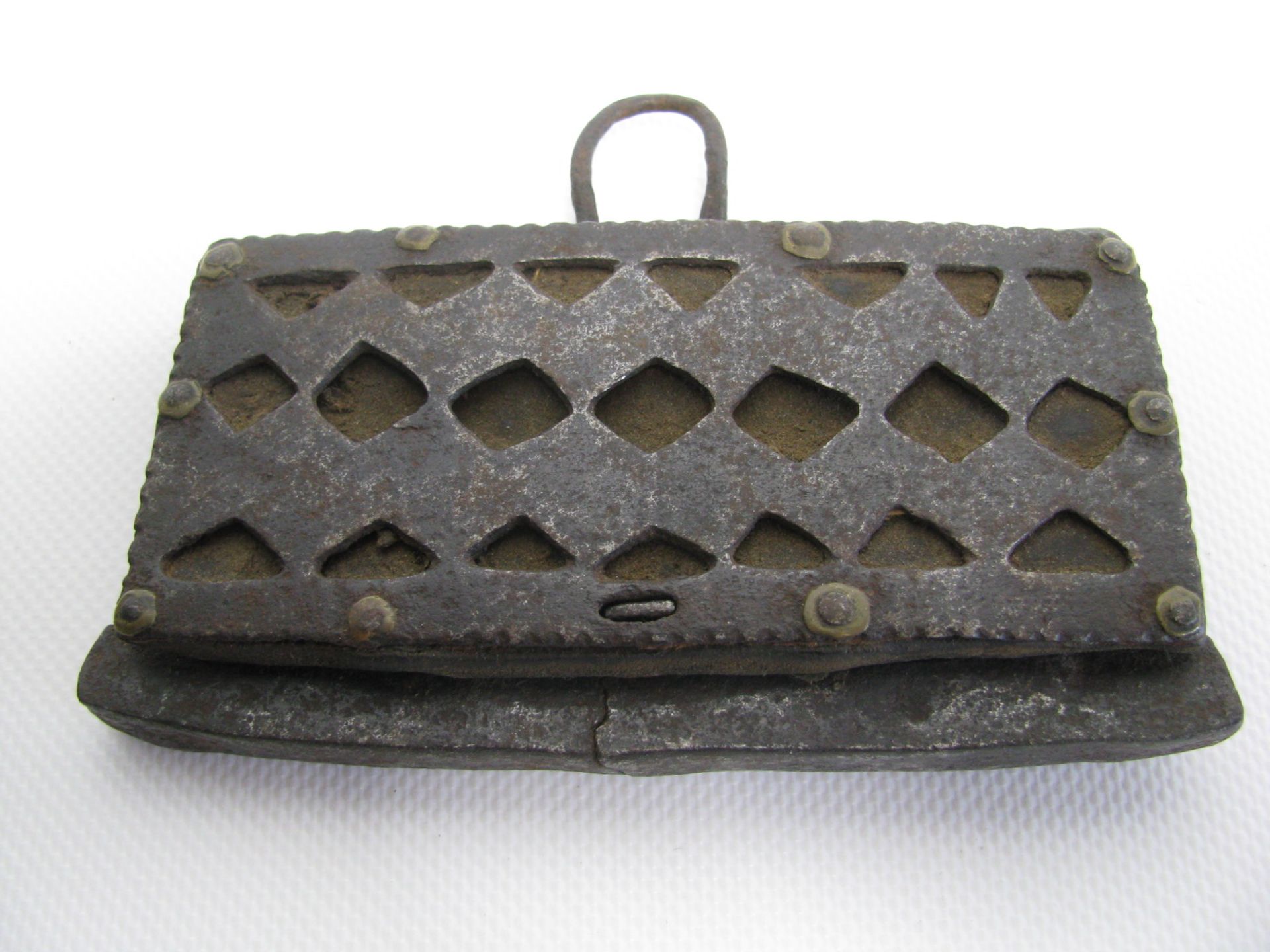 Antike/r Feuersteintasche/Feuerschläger, Südasien, Eisen und Leder, 10 x 13 cm.