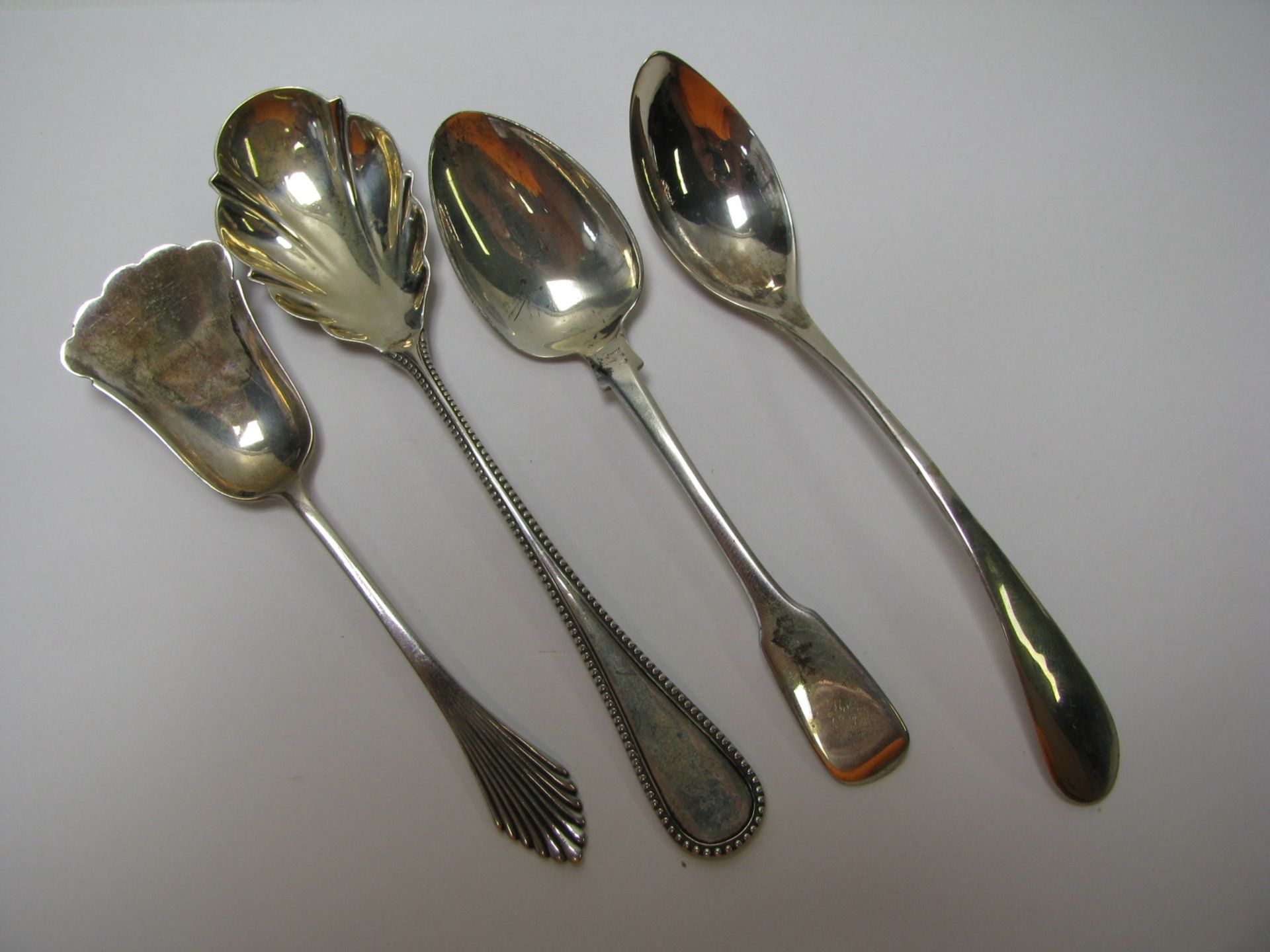 4 diverse Löffel, 835er Silber, gepunzt, 78 g, ca. l 14 cm.