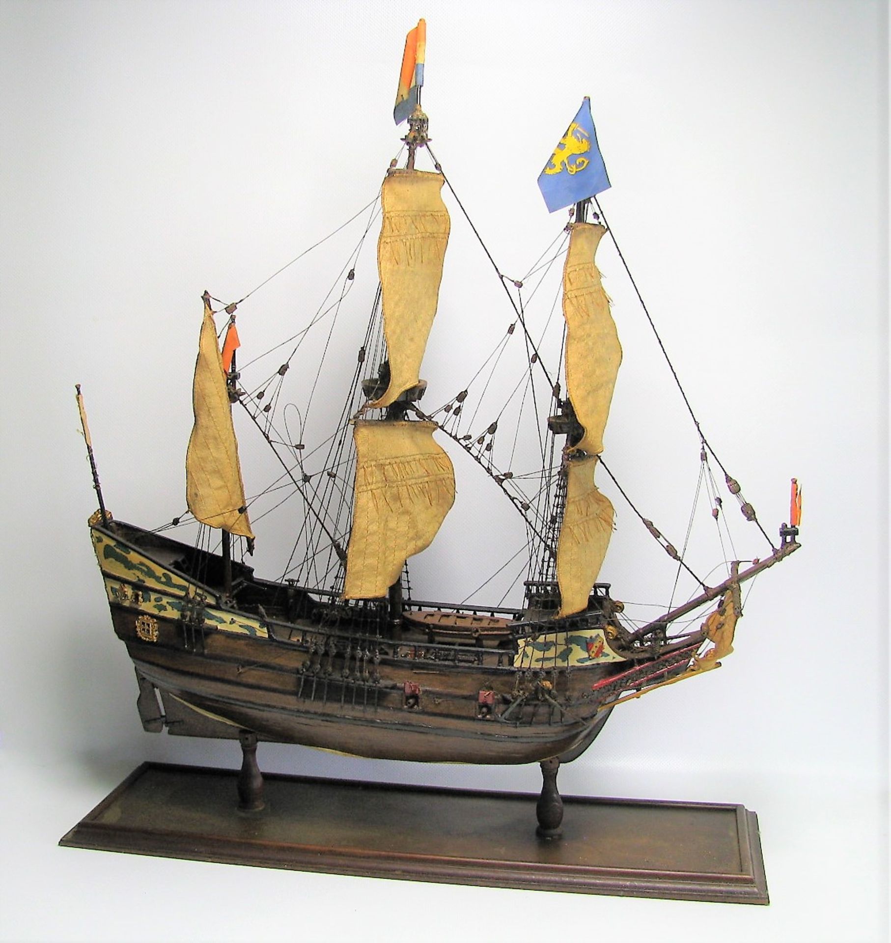 Modellschiff im Glaskasten, 59 x 53 x 15 cm.Modellschiff im Glaskasten, 59 x 53 x 15 cm.