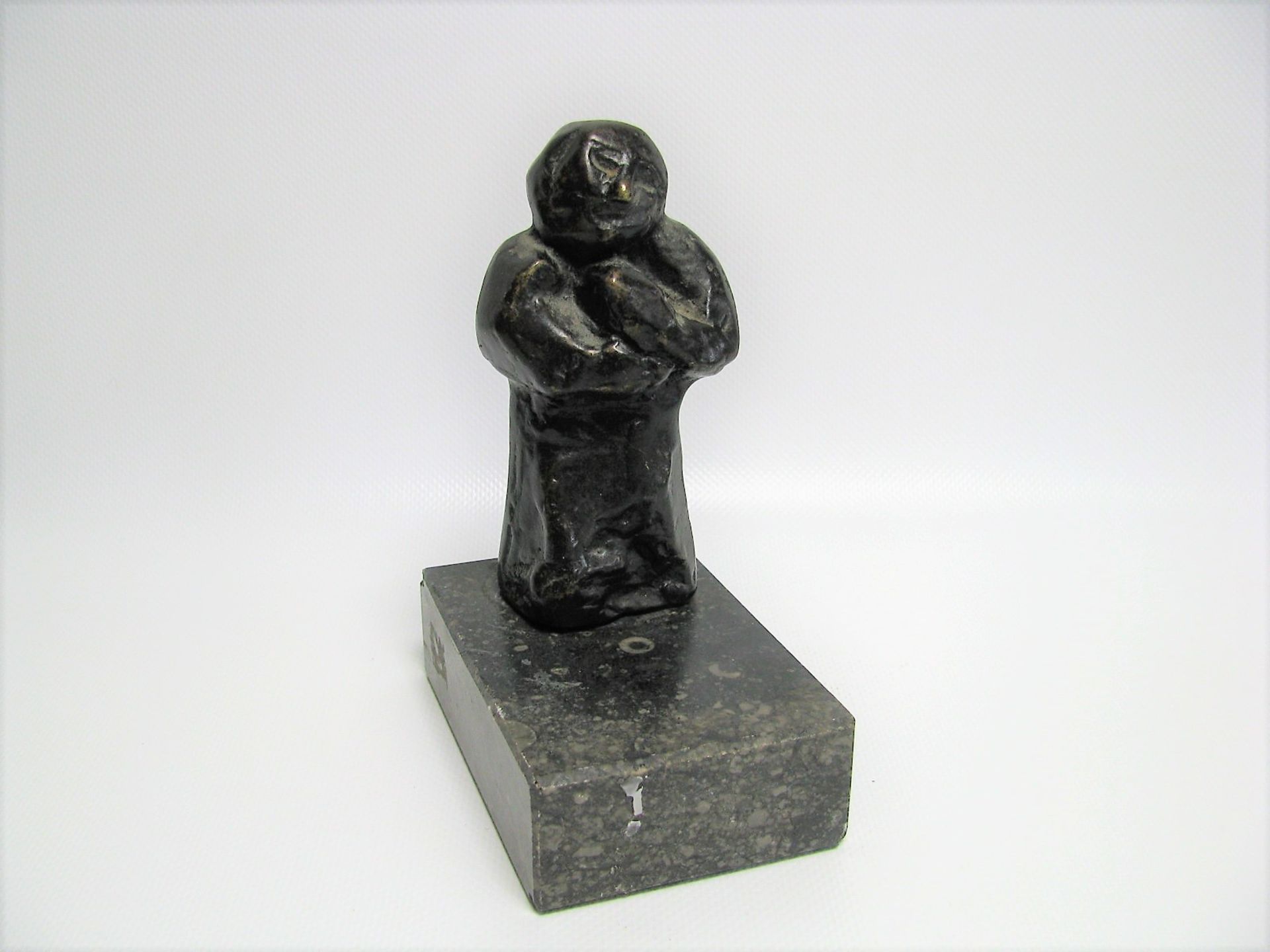 Unbekannt, Männlein, Bronze patiniert, Marmorsockel, 14 x 7 x 10,5 cm.