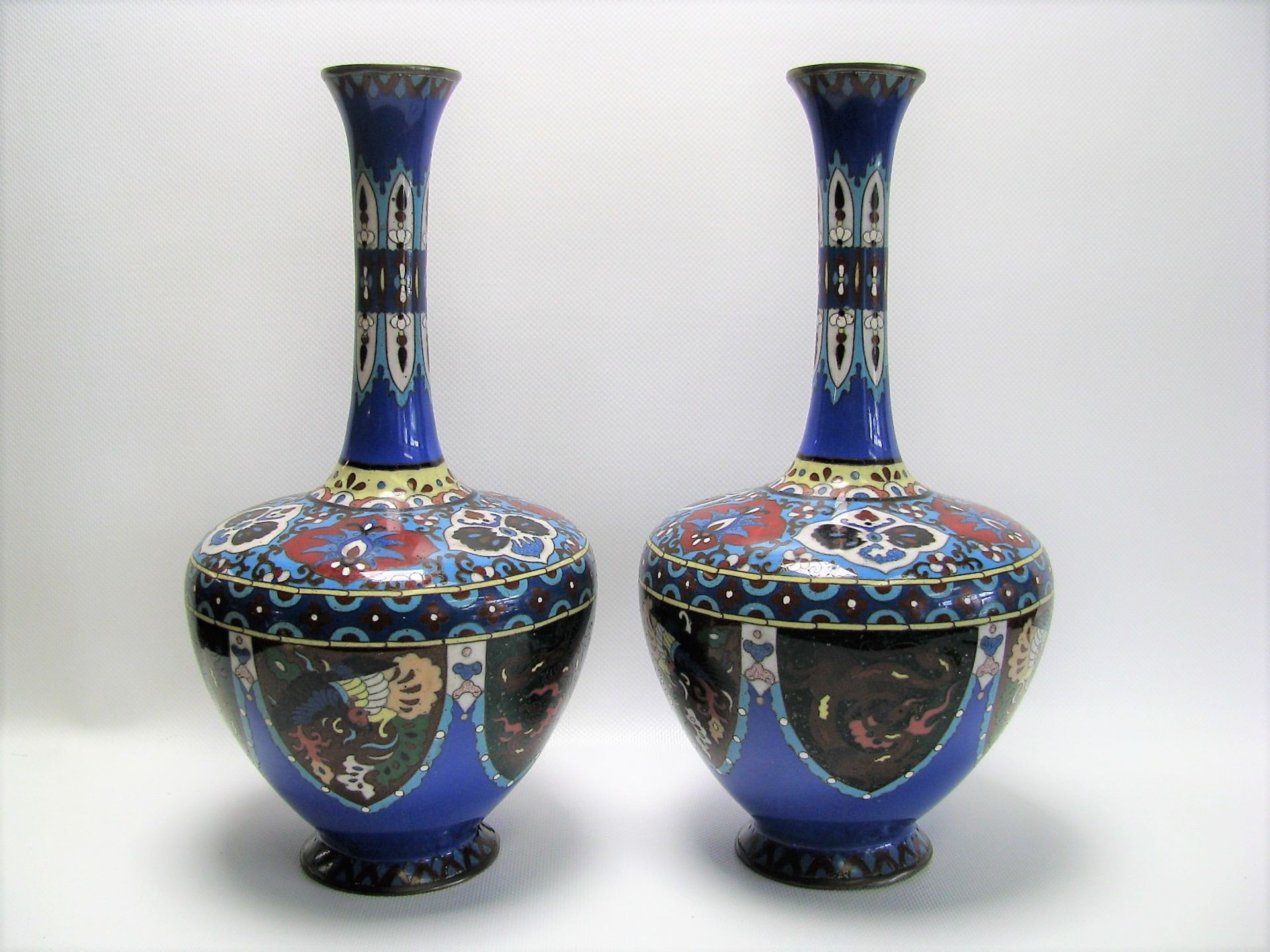 Paar Cloisonné Vasen, Japan, Meiji Periode, 1868 - 1912, vielfarbiges Cloisonné, Füße leicht