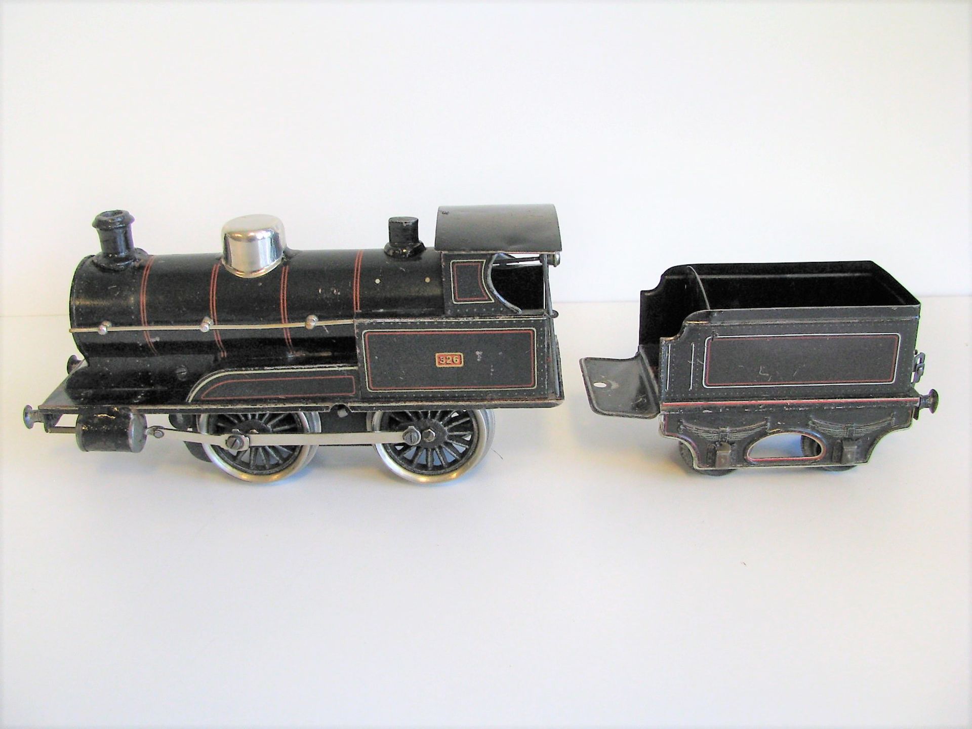 Lokomotive mit Tender und 15 Güterwagen, Märklin, 1930er Jahre, Spur 1, Blech, Schlüsselantrieb,