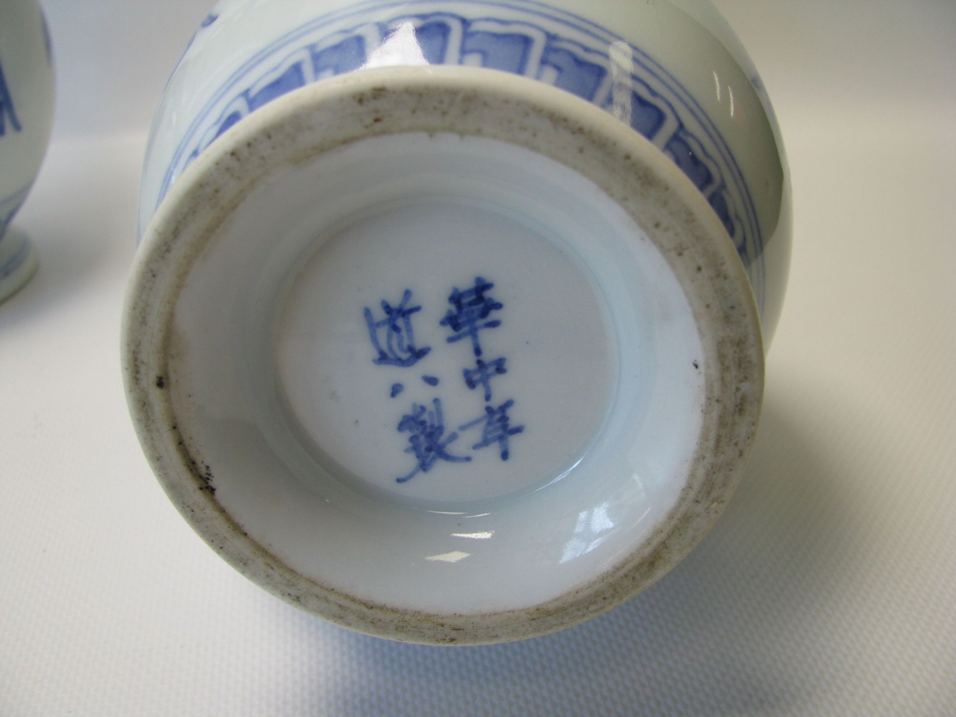 2 Vasen, China, Weißporzellan mit blauer Bemalung, 6-Zeichen-Marke, h 24 cm, d 11 cm. - Bild 2 aus 2