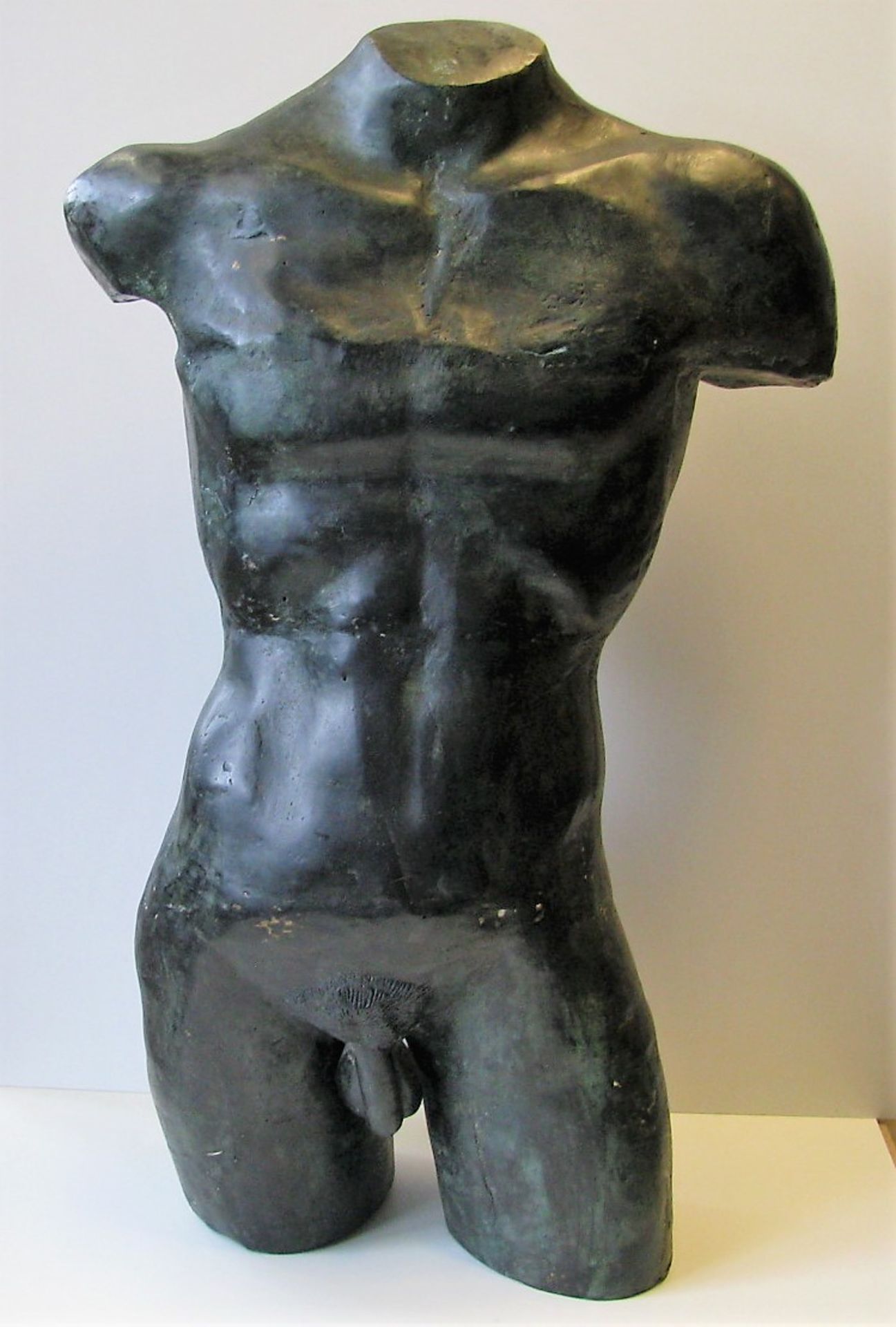 Unbekannter Bildhauer, Männlicher Torso, Bronze patiniert, 86 x 56 x 28 cm.