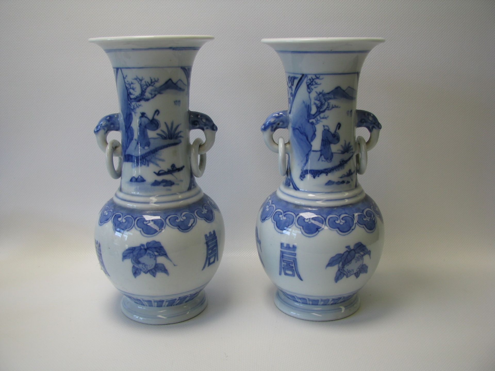 2 Vasen, China, Weißporzellan mit blauer Bemalung, 6-Zeichen-Marke, h 24 cm, d 11 cm.