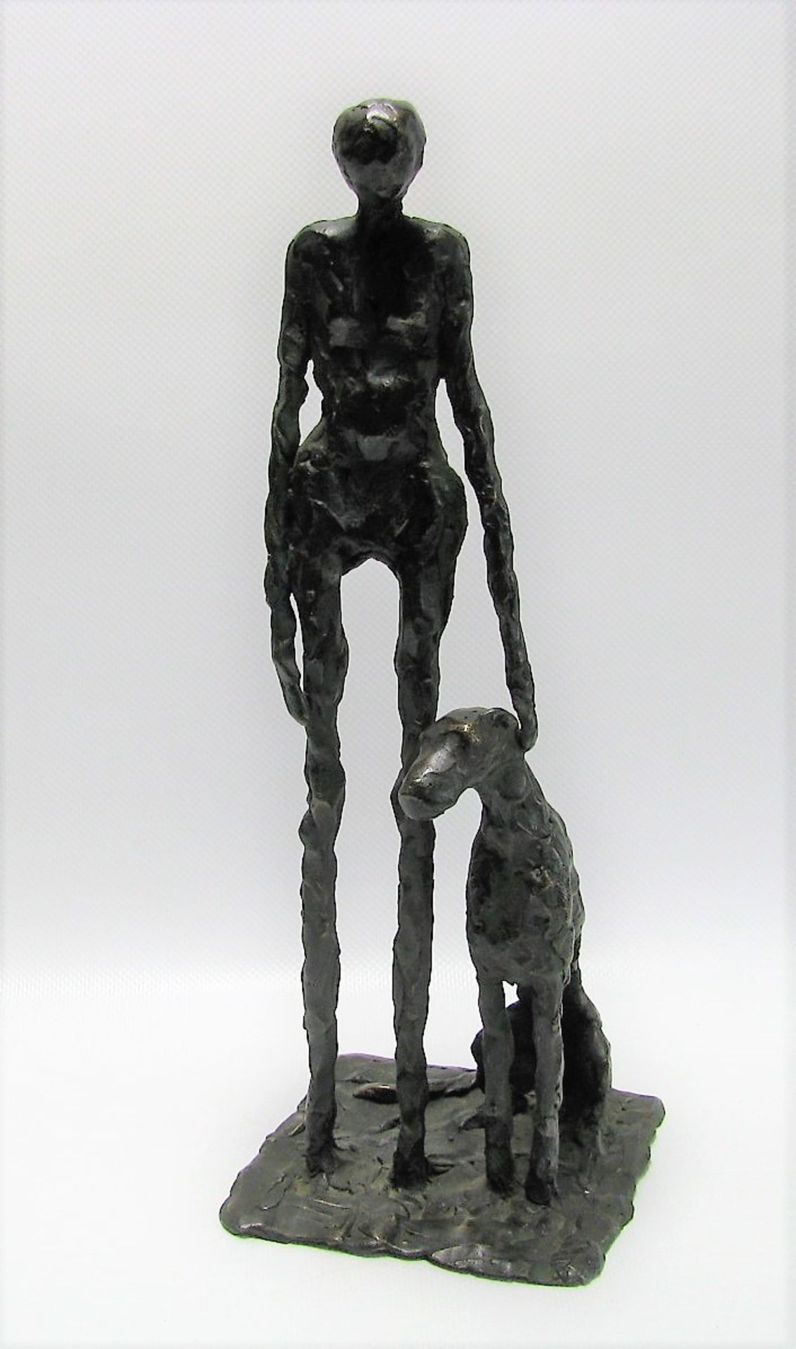 Monogrammist, MH, 1. Hälfte 20. Jahrhundert, Stehende mit Hund, Bronze patiniert, 30,5 x 11 x 11