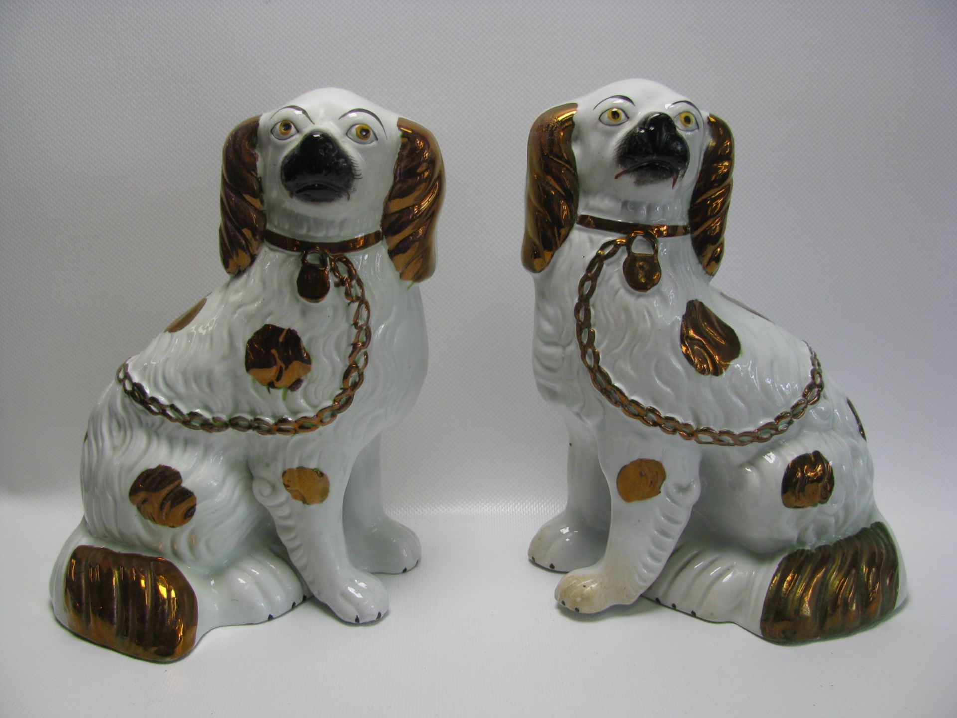 Paar Staffordshire Hunde, sog. "Puffhunde", England, Keramik polychrom glasiert, h 24 cm, d 18 cm.