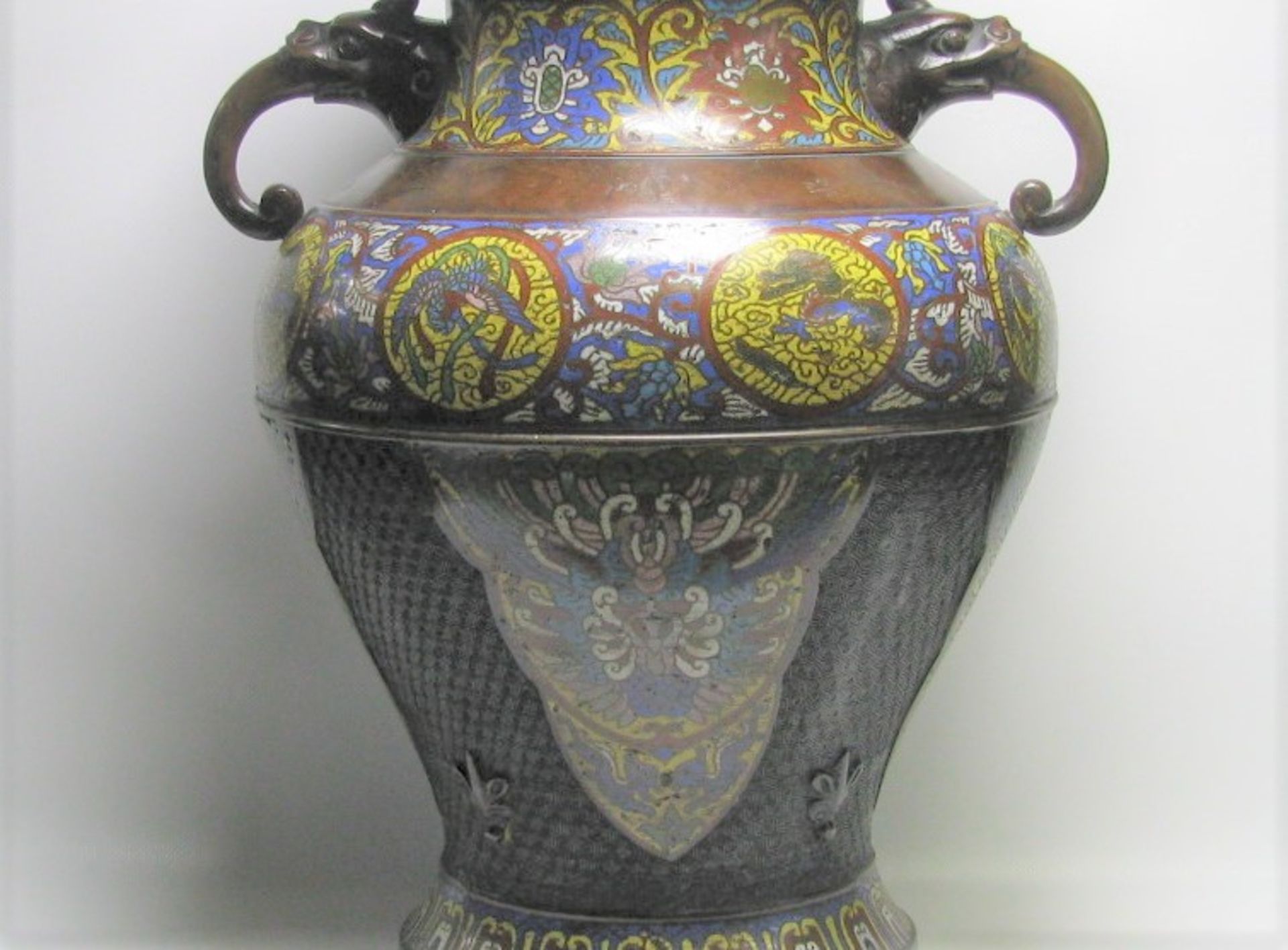 Große Cloisonné Vase, China, reiches polychromer Cloisonné, Henkel in Form von Fabelwesen, h 49 - Bild 3 aus 3