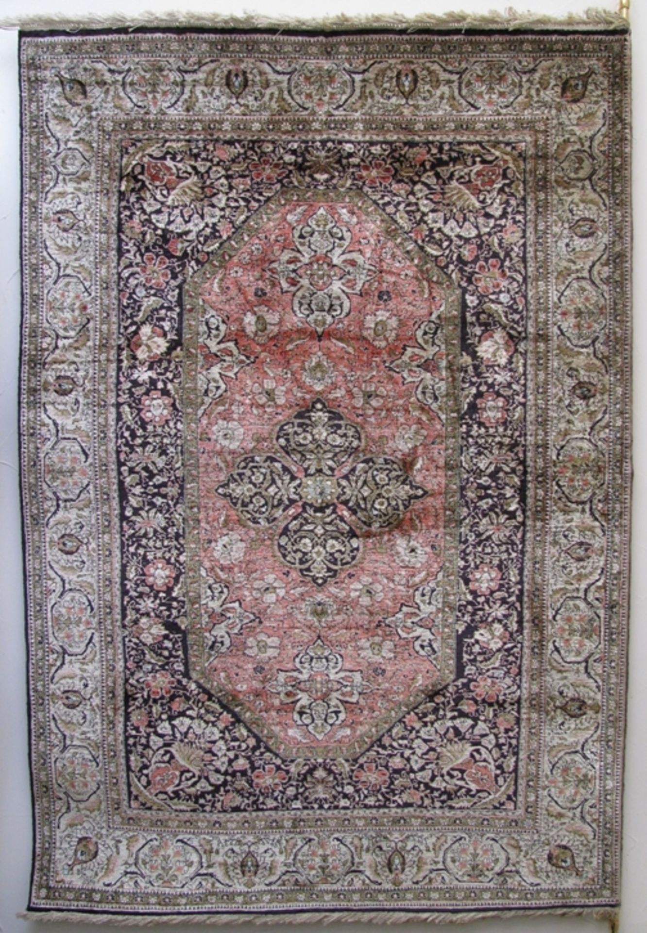 Ghom, Persien, Seide auf Wolle, Blütenmuster, ca. 140 x 213 cm.