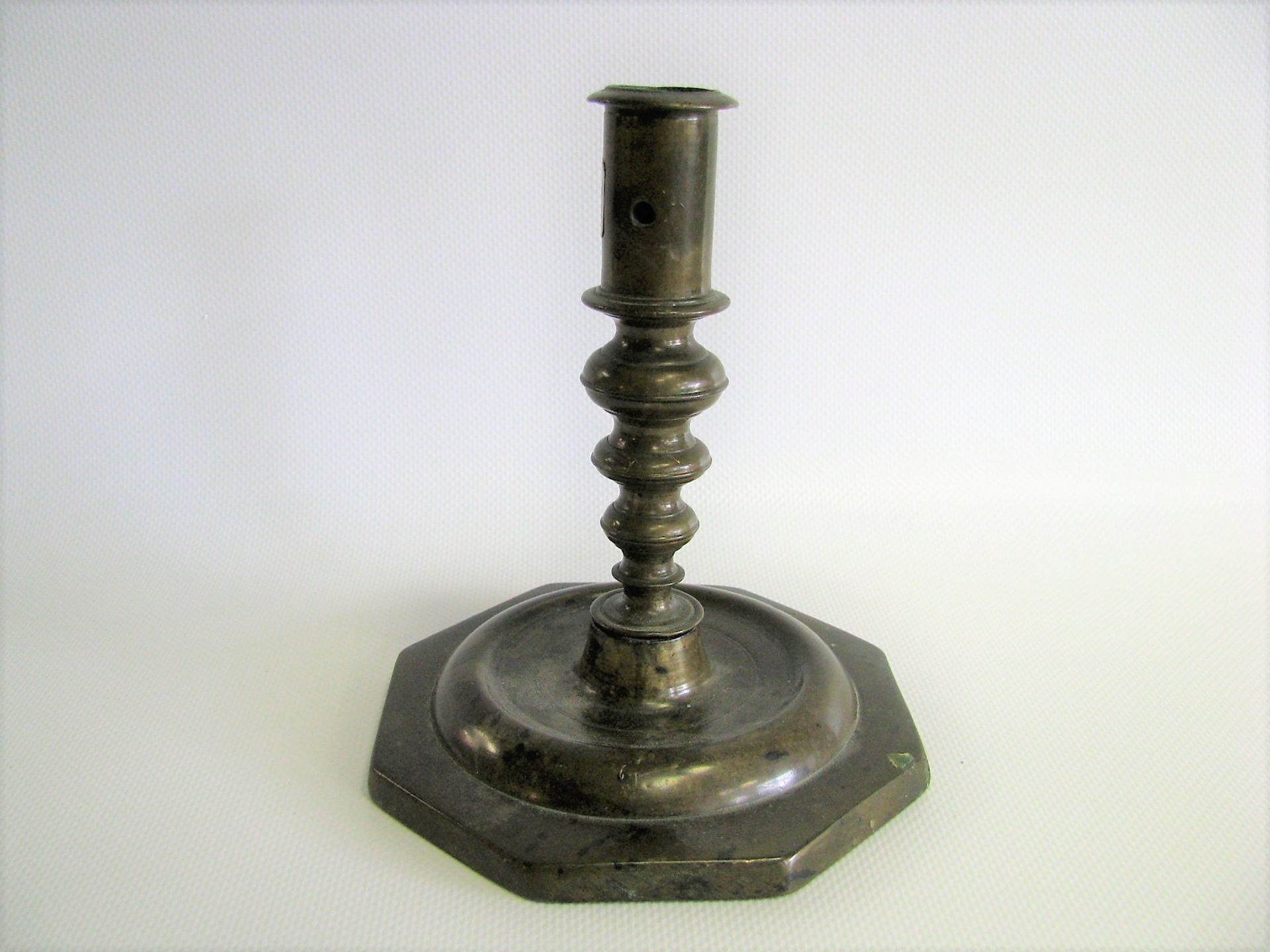 Antiker Kerzenleuchter, 18. Jahrhundert, Bronze, h 15,5 cm, d 12,5 cm.