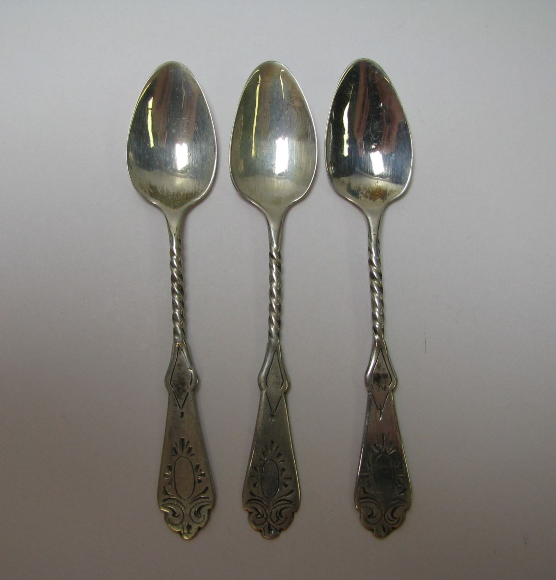 3 Biedermeier Löffel, 19. Jahrhundert, 835er Silber, gepunzt, 16,3 g, l 10 cm.