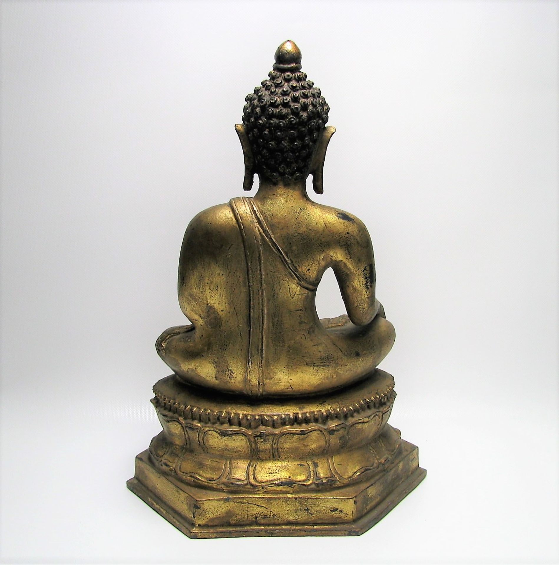 Thronender Buddha, wohl Tibet/Nepal, Bronze vergoldet, 39 x 29 x 19 cm. - Bild 2 aus 2