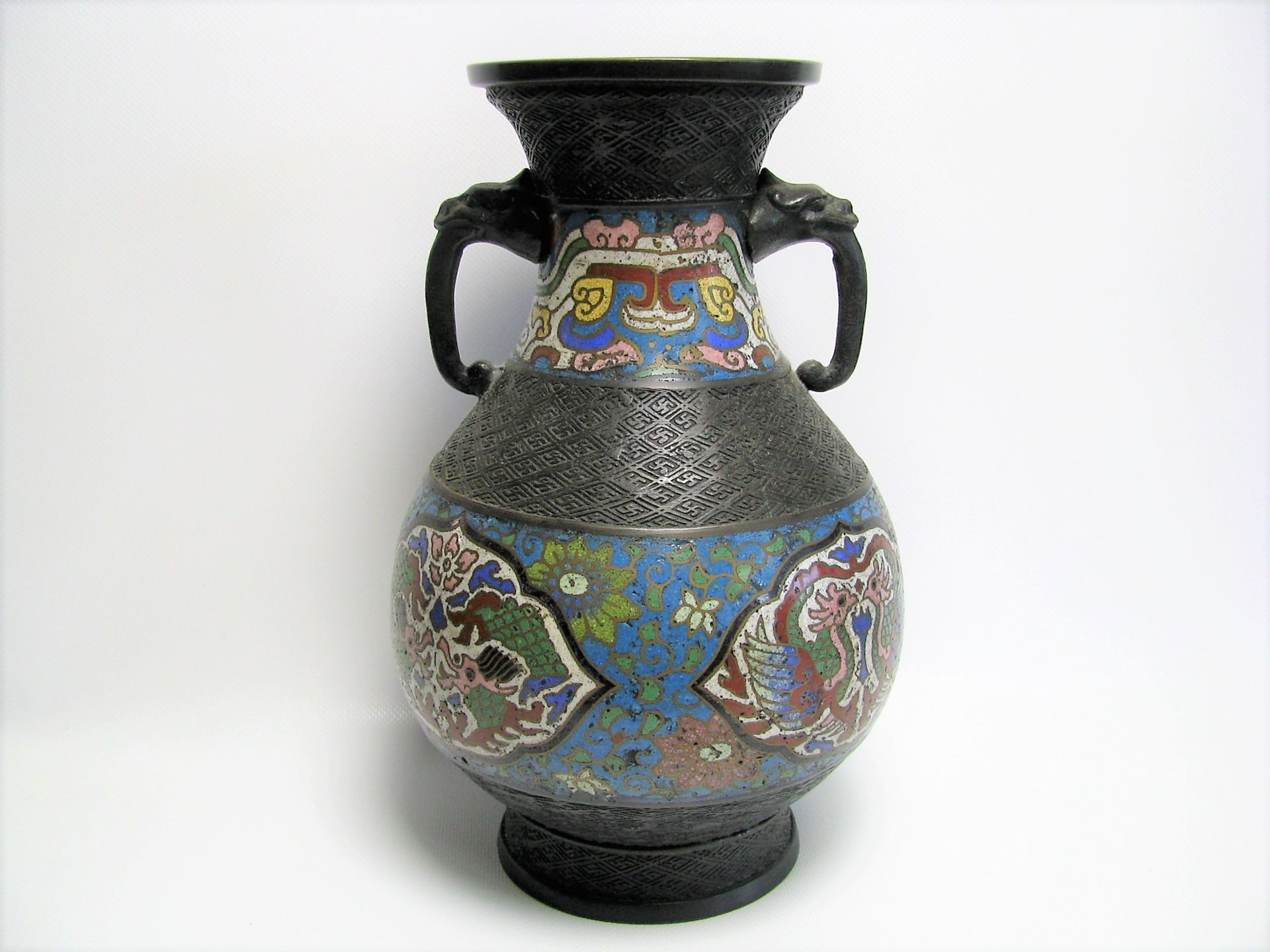 Cloisonné Vase, Japan, um 1900, Henkel in Form von Elefantenköpfen, h 30 cm, d 19 cm.