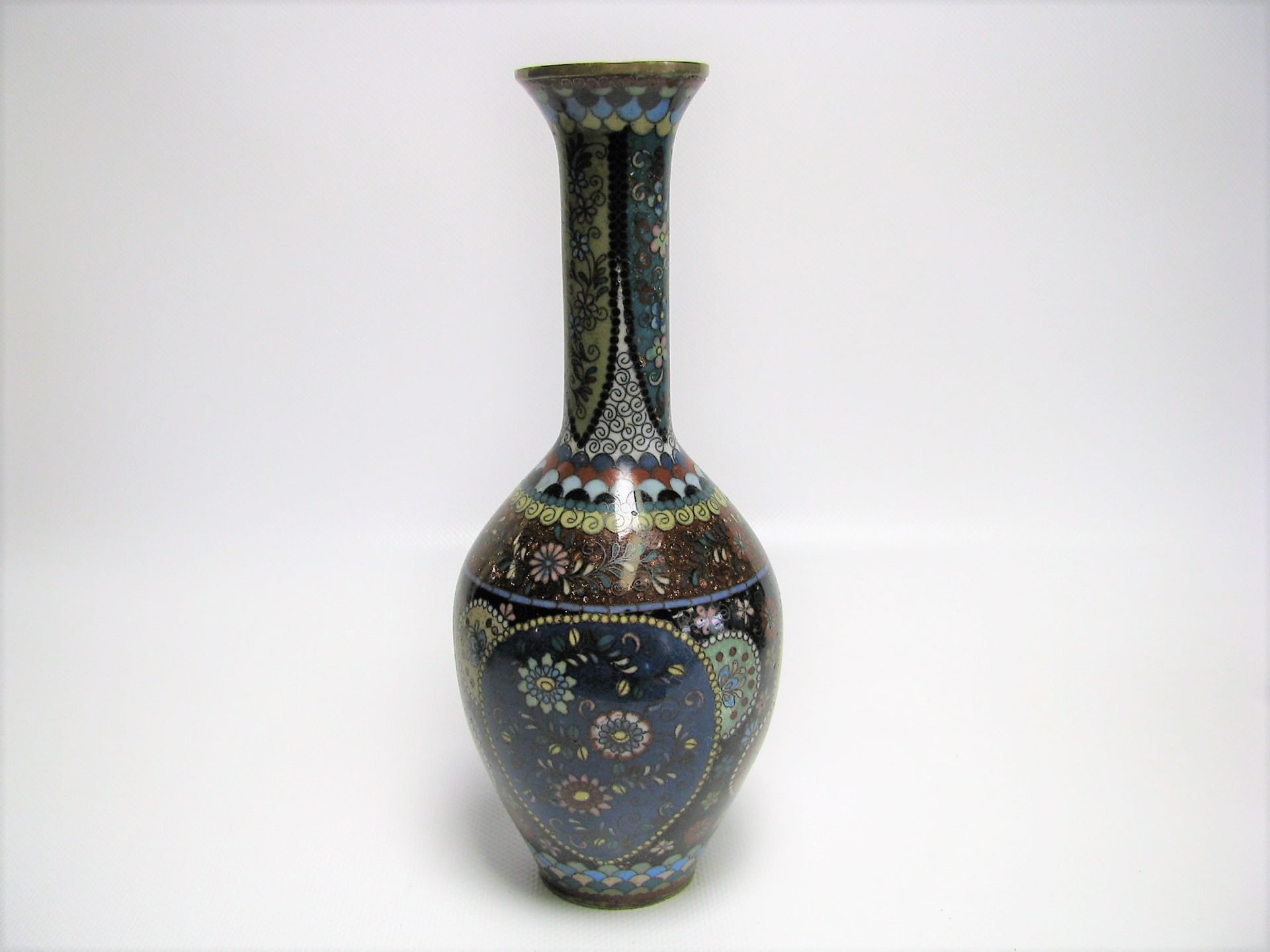 Cloisonné Vase, Japan, Meiji Periode, 1868 - 1912, farbiges Cloisonné, unbeschädigt, h 21 cm, d 8,