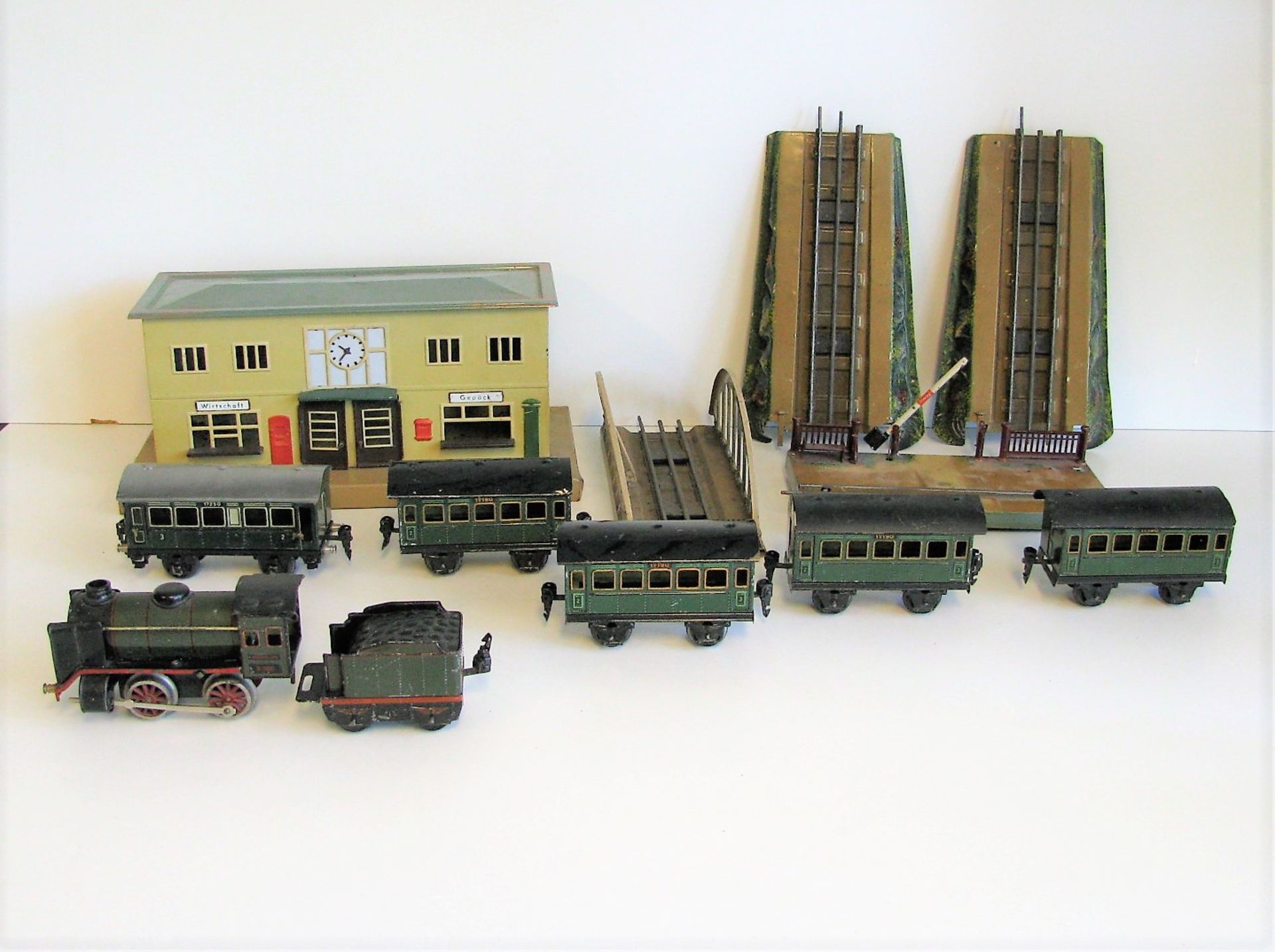 Lokomotive mit Tender, 5 Personenwagen, Bahnhof, Brücke und Gleisteile, Märklin, 1930er Jahre,