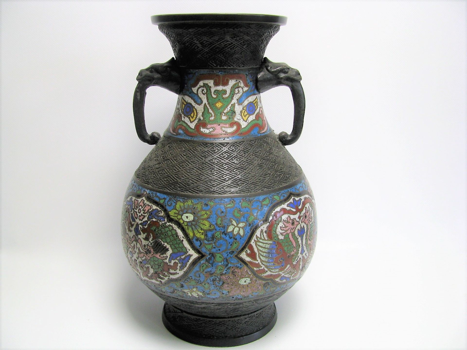 Cloisonné Vase, Japan, um 1900, Henkel in Form von Elefantenköpfen, h 30 cm, d 19 cm. - Bild 2 aus 2