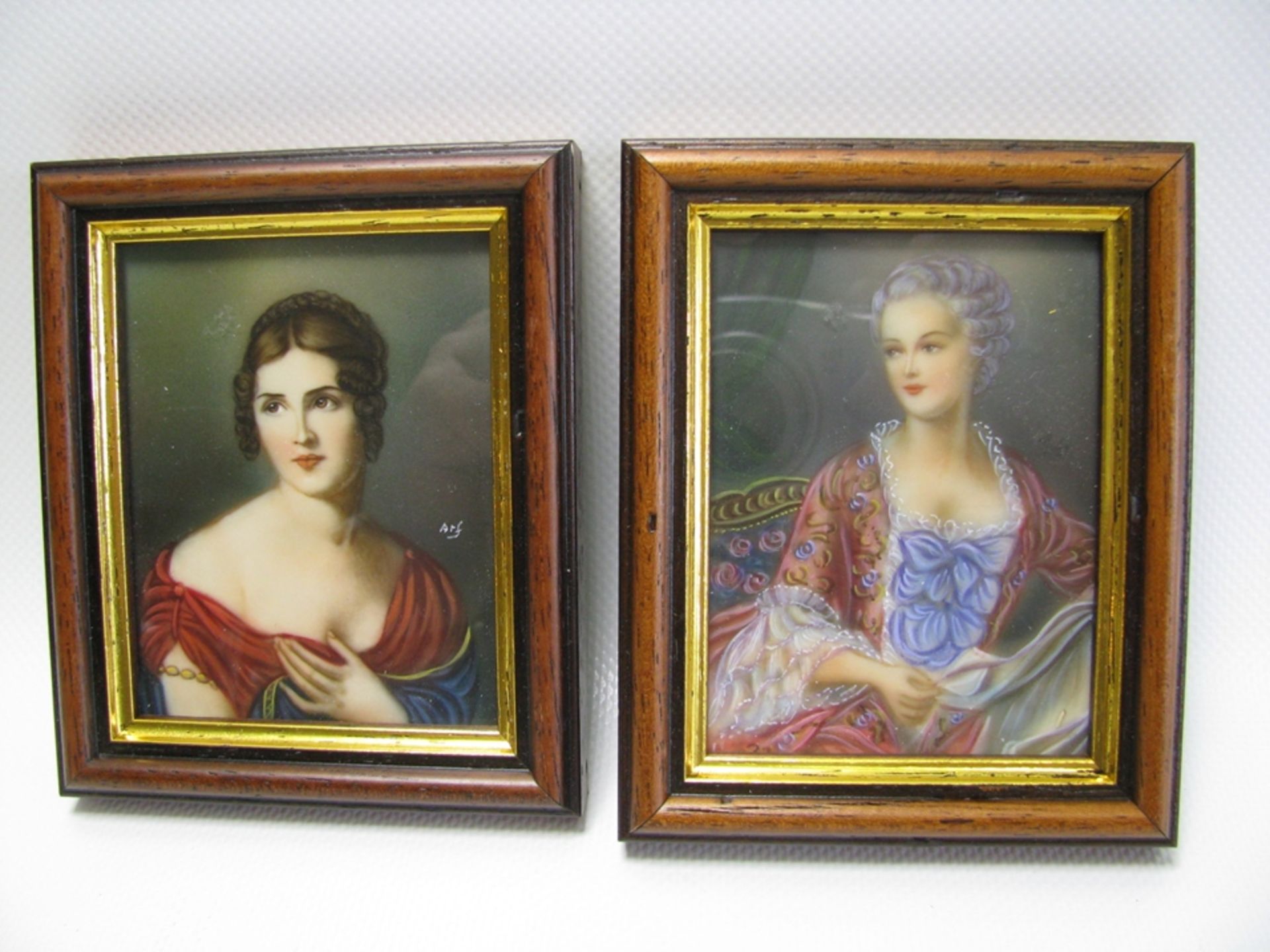 2 Damenminiaturen, handbemalt, unles.sign., 11 x 9,5 cm, R.