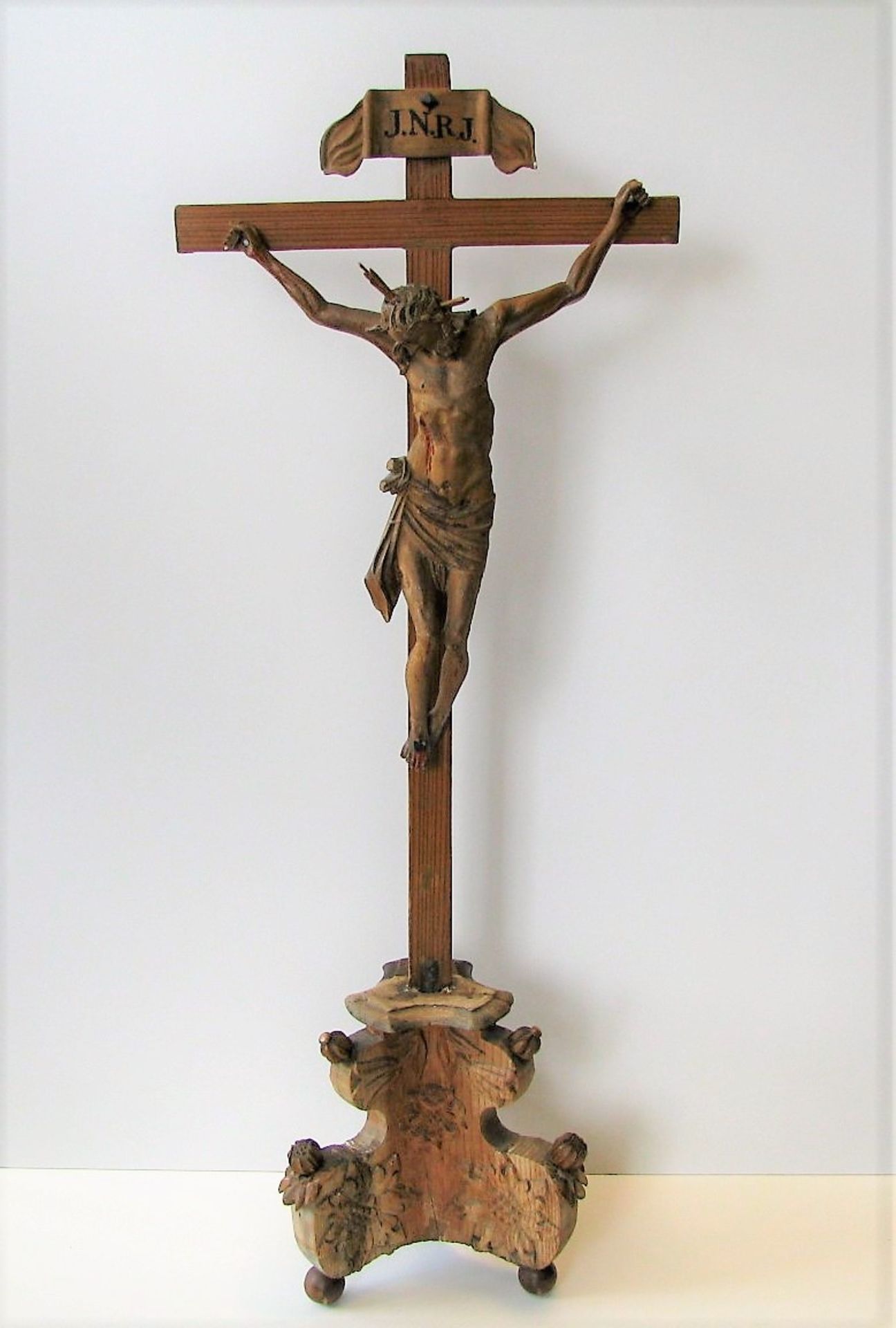 Standkreuz, Süddeutsch, um 1800, Weichholz geschnitzt, ungefasst, h 67 cm, d 26,5 cm.