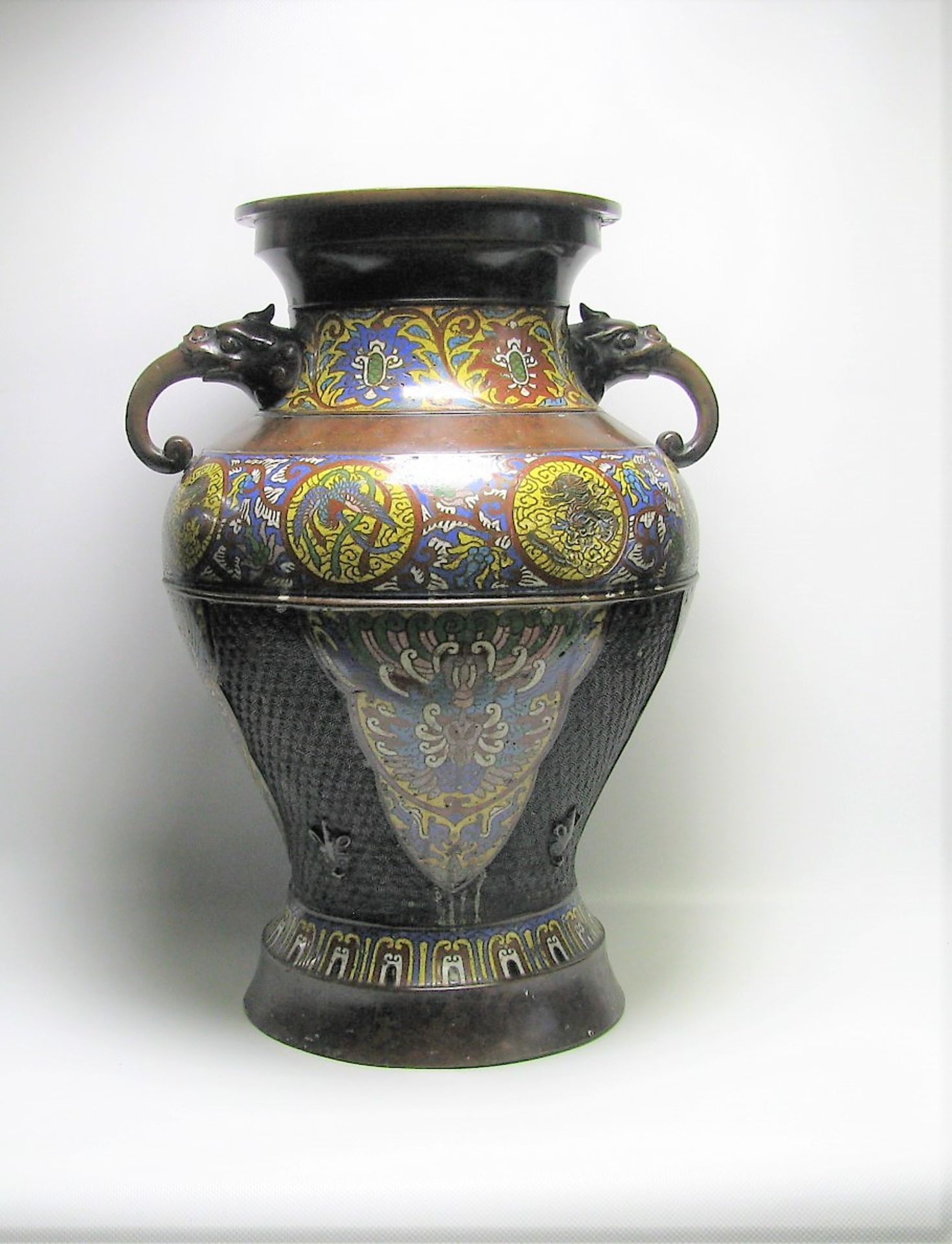 Große Cloisonné Vase, China, reiches polychromer Cloisonné, Henkel in Form von Fabelwesen, h 49 - Bild 2 aus 3