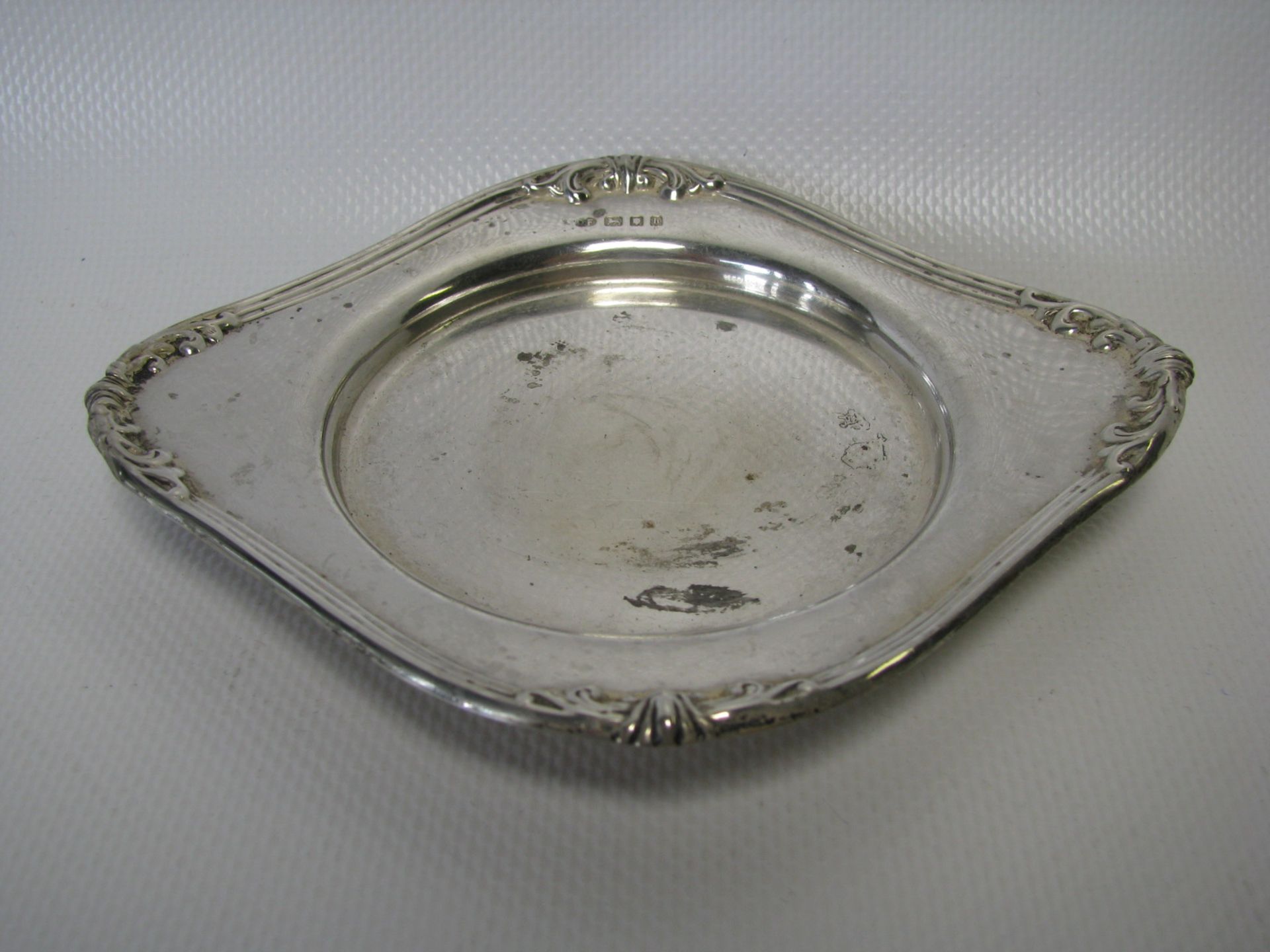 Glasuntersetzer, England, 19. Jahrhundert, 925er Sterlingsilber, gepunzt, 55,9 g, 10 x 13,5 cm.