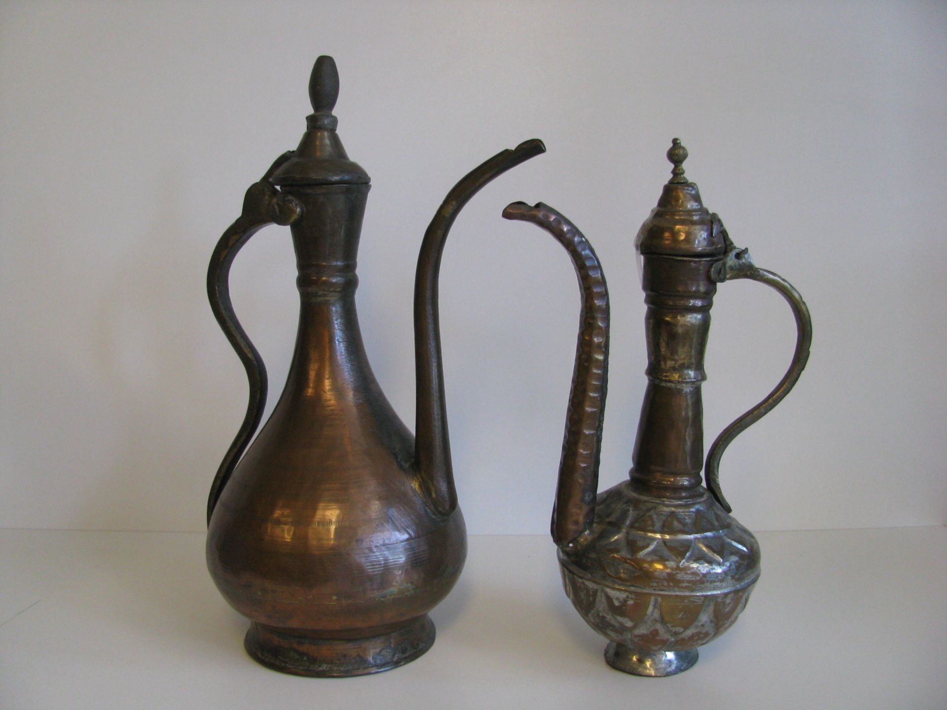 2 alte, persische Kannen, Kupfer, h 37/43 cm, d 22/25,5 cm.