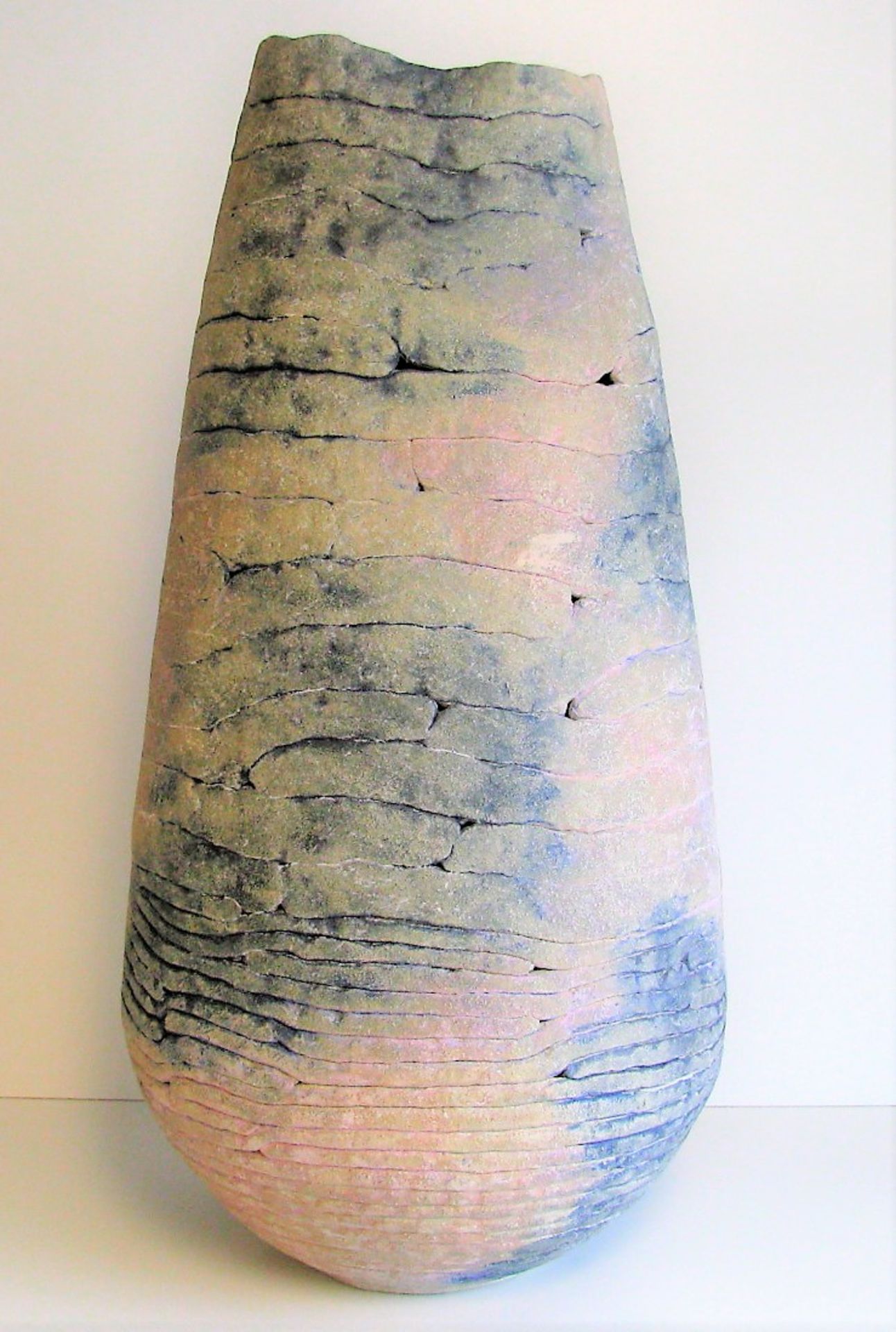 Große Designer-Vase, Ton mit polychromer Bemalung, h 79 cm, d 37 cm. - Bild 2 aus 2