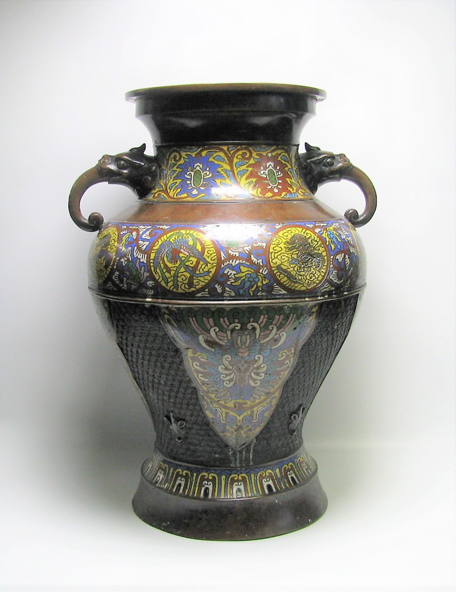 Große Cloisonné Vase, China, reiches polychromer Cloisonné, Henkel in Form von Fabelwesen, h 49