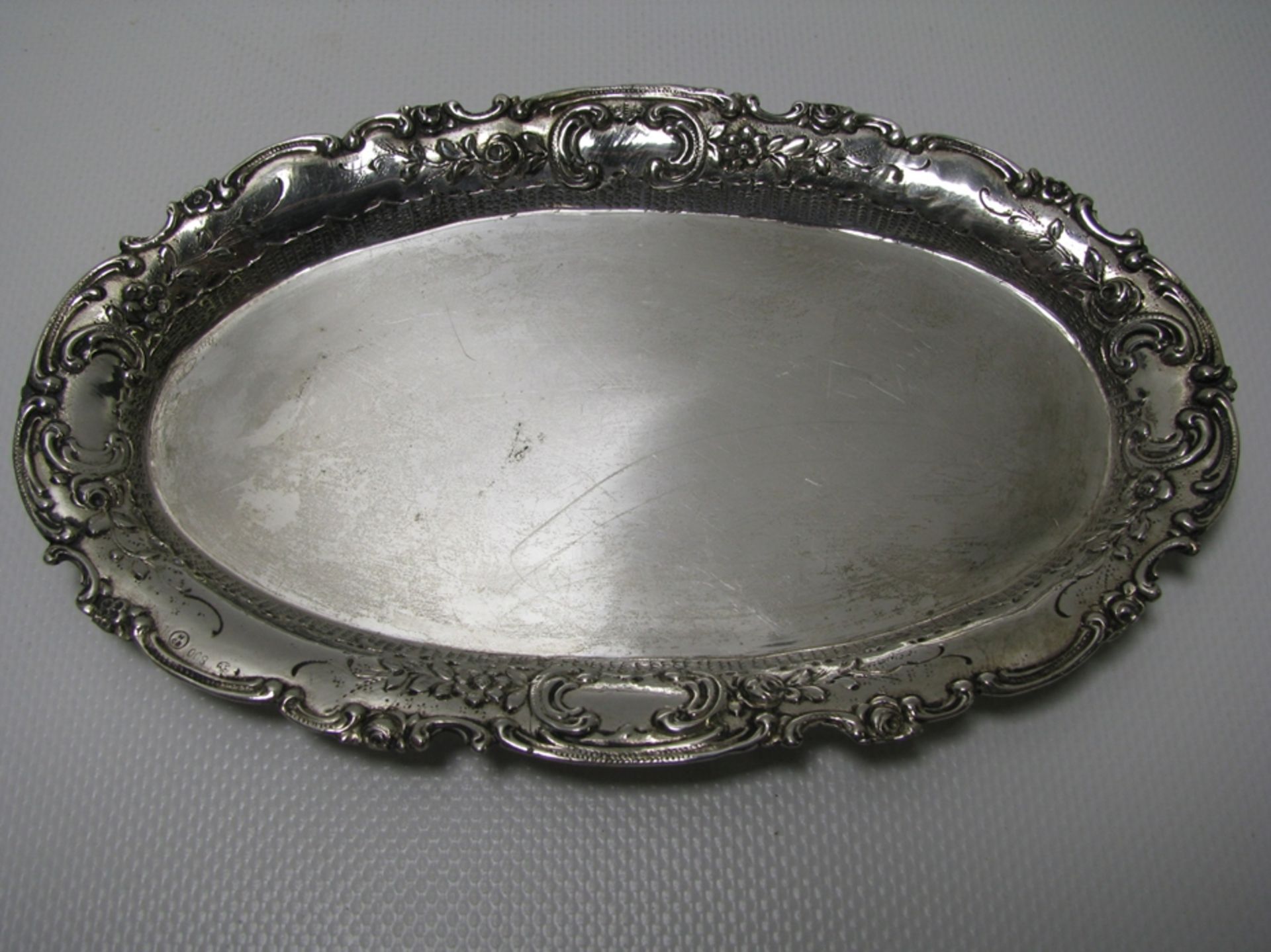 Ovales Tablett, Barockstil, 800er Silber, gepunzt, 106 g, 1 x 18,5 x 11,5 cm.