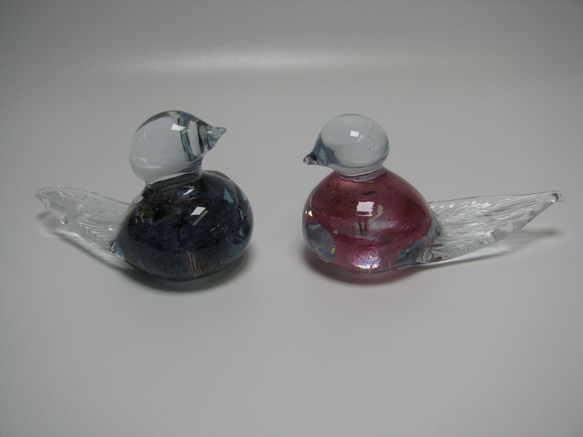 2 Enten, farbiges Glas, 7 x 12 x 4,5 cm.