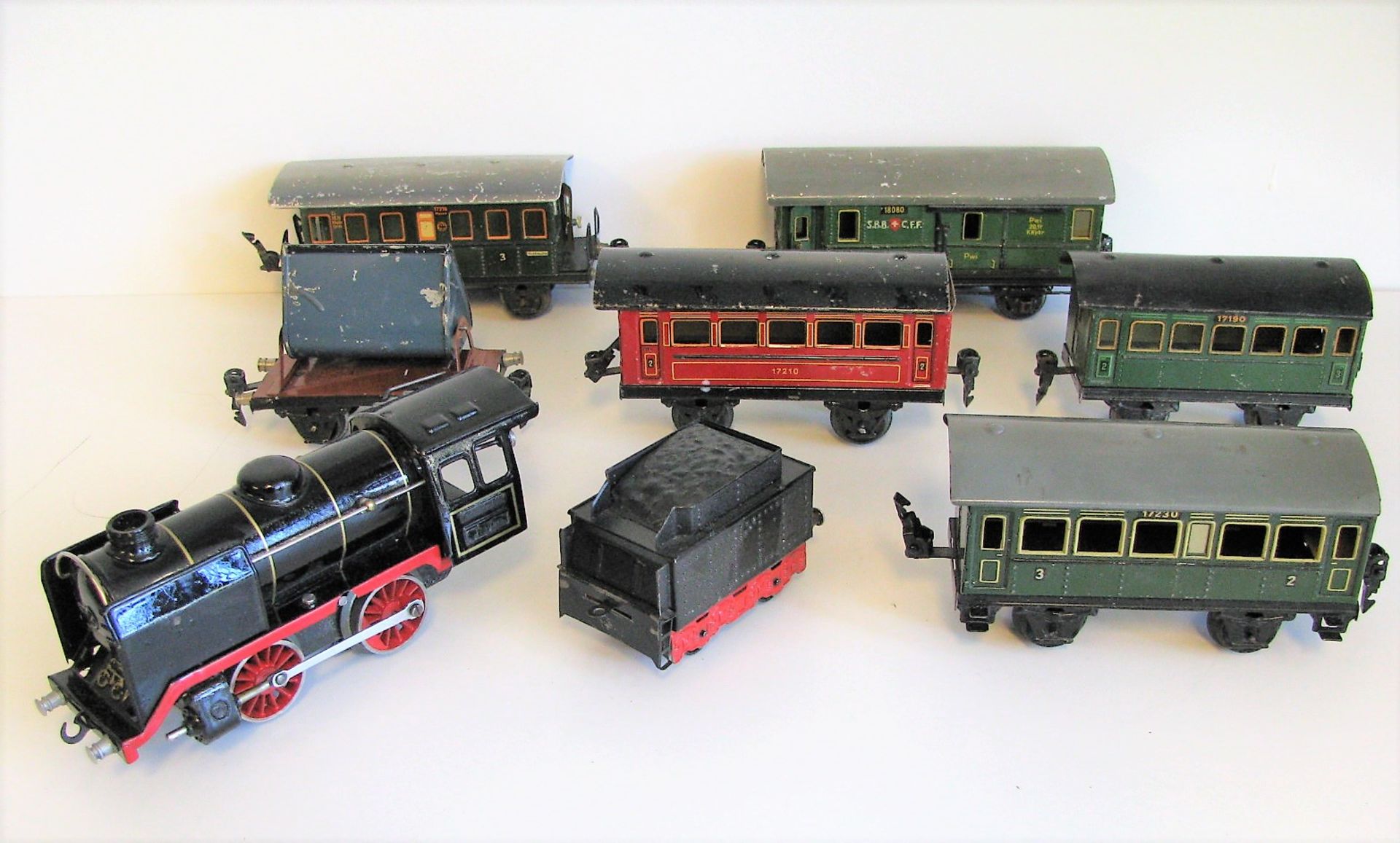 Lokomotive mit Tender und 6 Wagen, Märklin, 1930er Jahre, Spur 1, Blech, Schlüsselantrieb, intakt,
