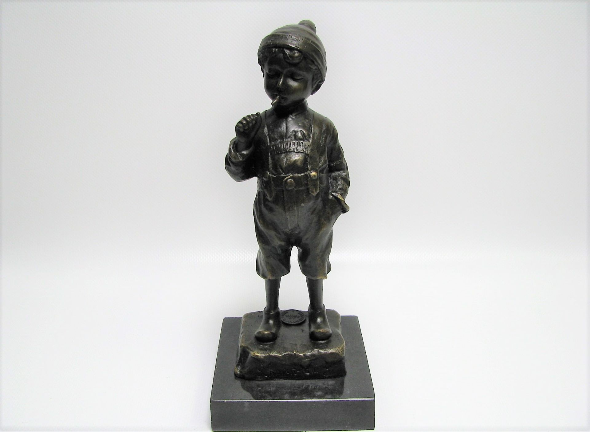 Rauchender Bub, Bronze, bez. "Schmidt-Fehling", Marmorsockel, posthumer Guss, 20 x 8,5 x 8,5 cm.