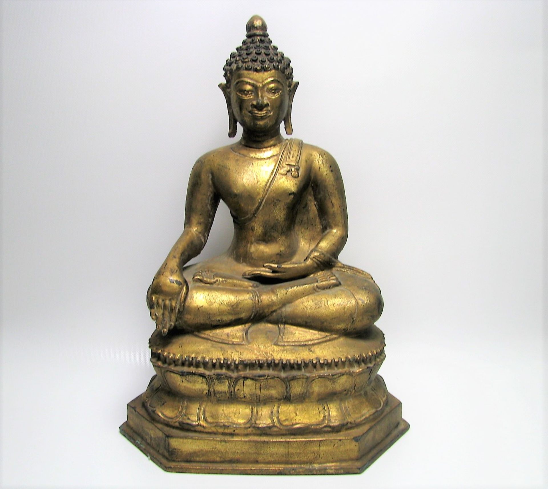 Thronender Buddha, wohl Tibet/Nepal, Bronze vergoldet, 39 x 29 x 19 cm.