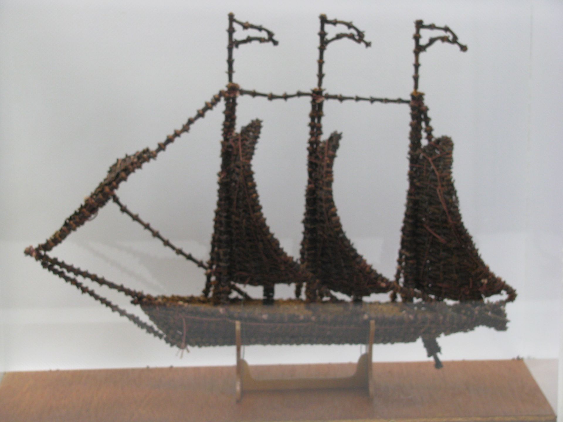 Modellschiff, gefertigt aus Gewürznelken, 1. Hälfte 20. Jahrhundert, Plexiglaskasten, 27 x 30 x 6,