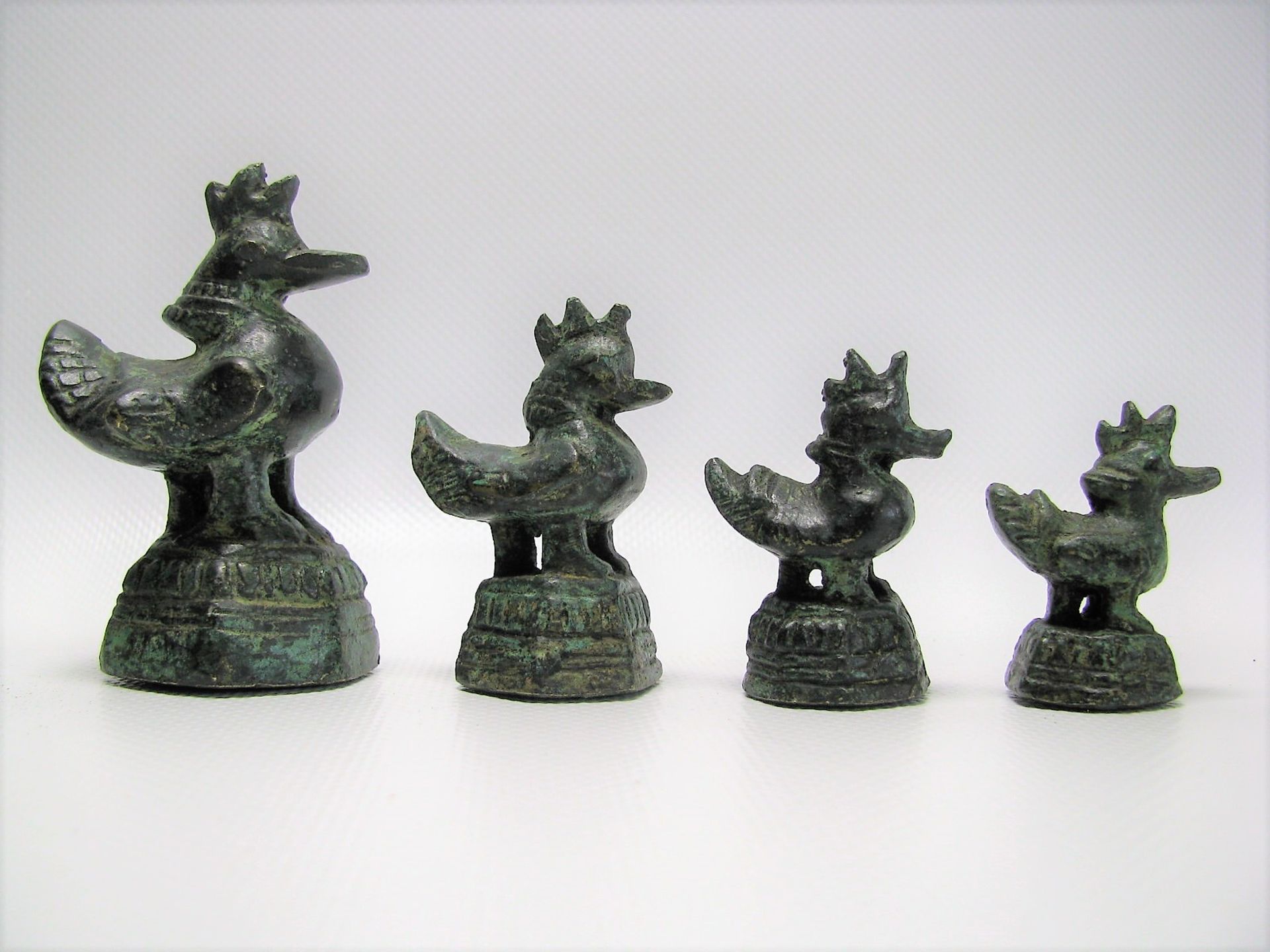 4 antike Opiumgewichte in Form von Hähnen, Asien, Bronze, h 4,5/4,5/6/7,5 cm.