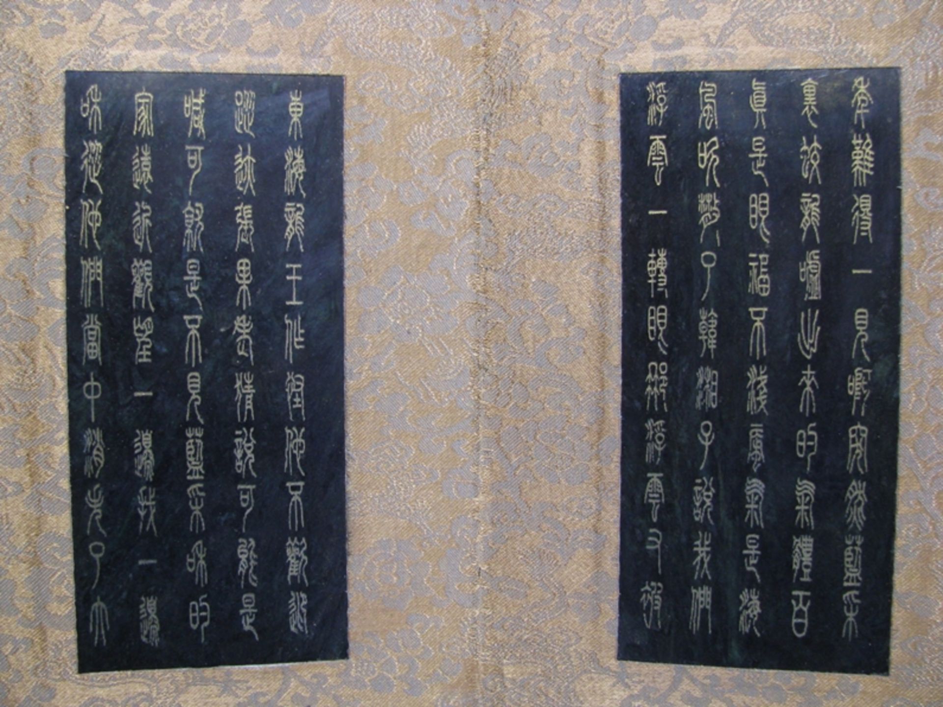 Buch mit 8 beschnitzten, dunklen Jade-Platten, China, Goldbemalung, 23 x 15 x 5 cm. - Bild 3 aus 4
