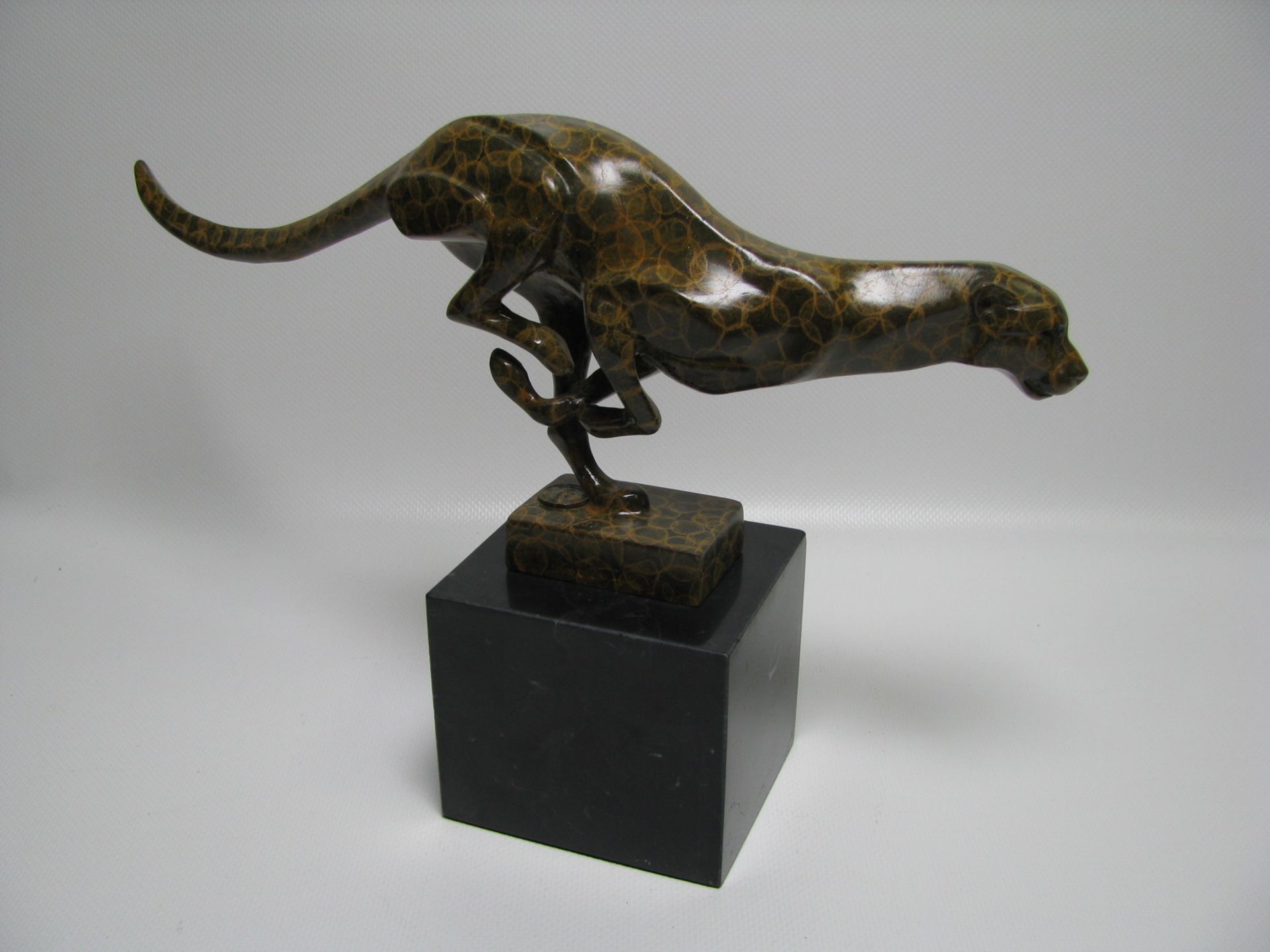 Laufender Panther, Art-déco-Stil, Bronze mit polychromer Marmorierung, posthumer Guss nach Milo,