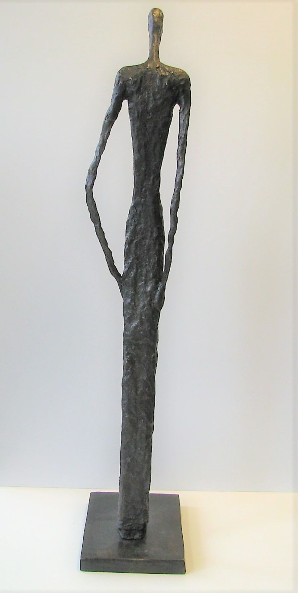 Stehende, Bronze, unsign., 95 x 19 x 28 cm. - Bild 2 aus 2