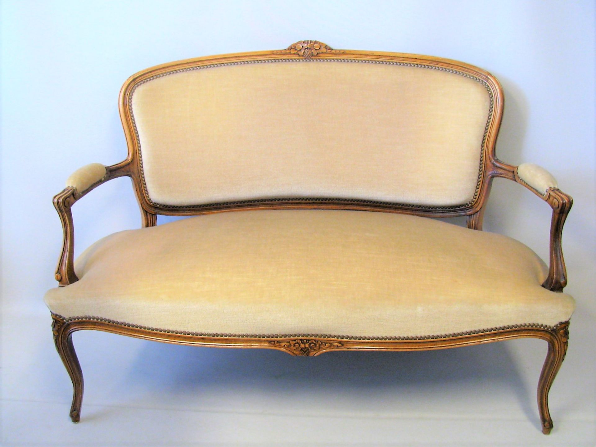 Armlehn-Sofa, Barockstil, Buche beschnitzt, 94 x 140 x 65 cm.