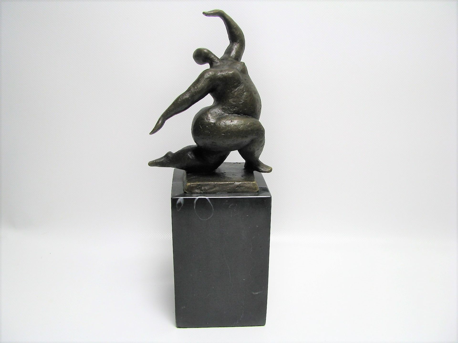 Dicke Artistin, Bronze patiniert, nach Milo, grauer Marmorsockel, 29 x 8,5 x 8 cm.