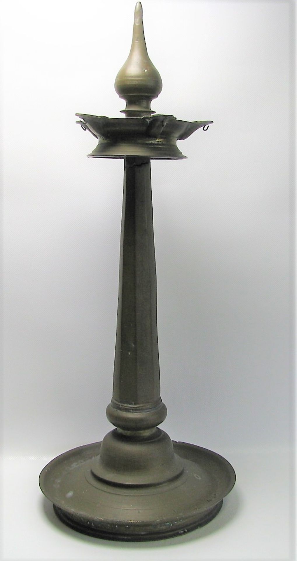 Antike Öllampe, wohl Indien, Bronze, 5-flammig, h 64 cm, d 27 cm.