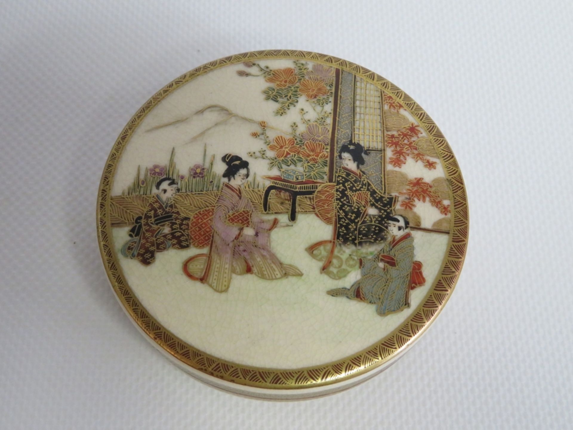 Deckeldose, Japan, Satzuma, Meiji Periode, 1868 - 1912, Porzellan mit feiner farbiger und
