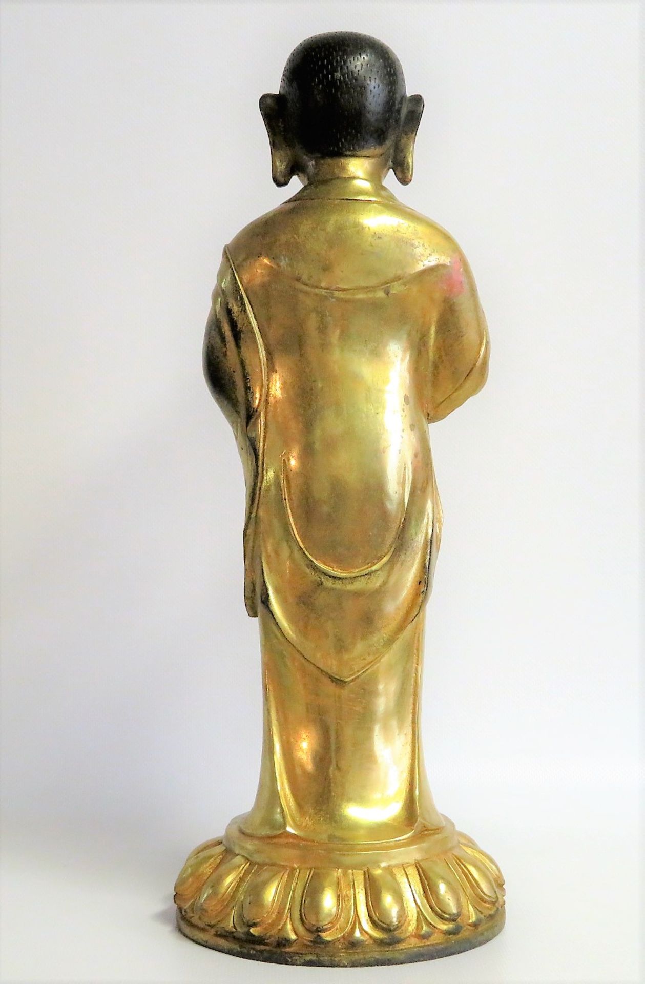 Stehende Buddhafigur auf Lotusthron, wohl Tibet/Nepal, Bronze mit Blattvergoldung, geschlossene - Image 2 of 2