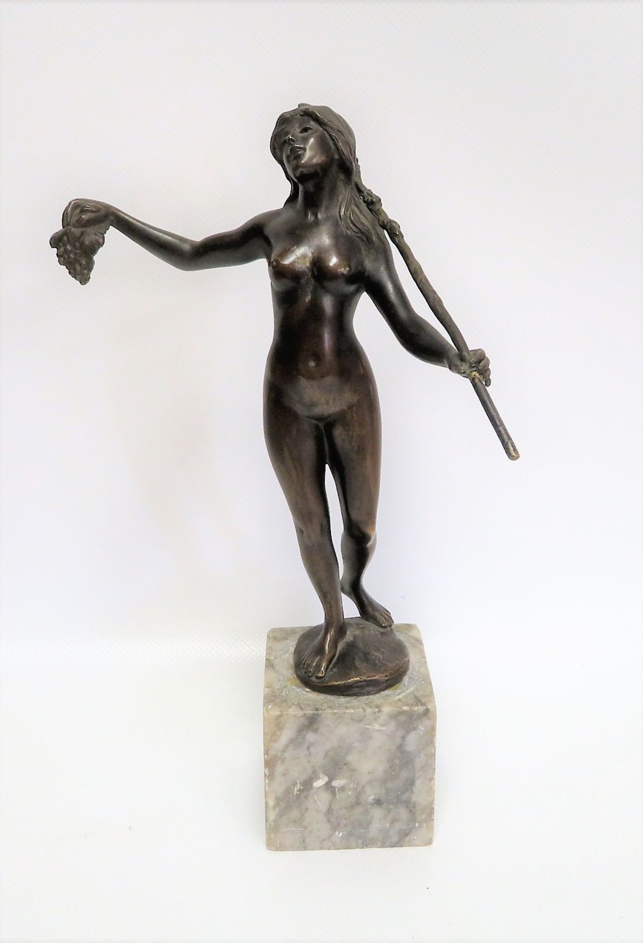 Unles.sign., um 1900, "Mädchenakt mit Trauben", Bronze patiniert, Marmorsockel, 26 x 6 x 6 cm.