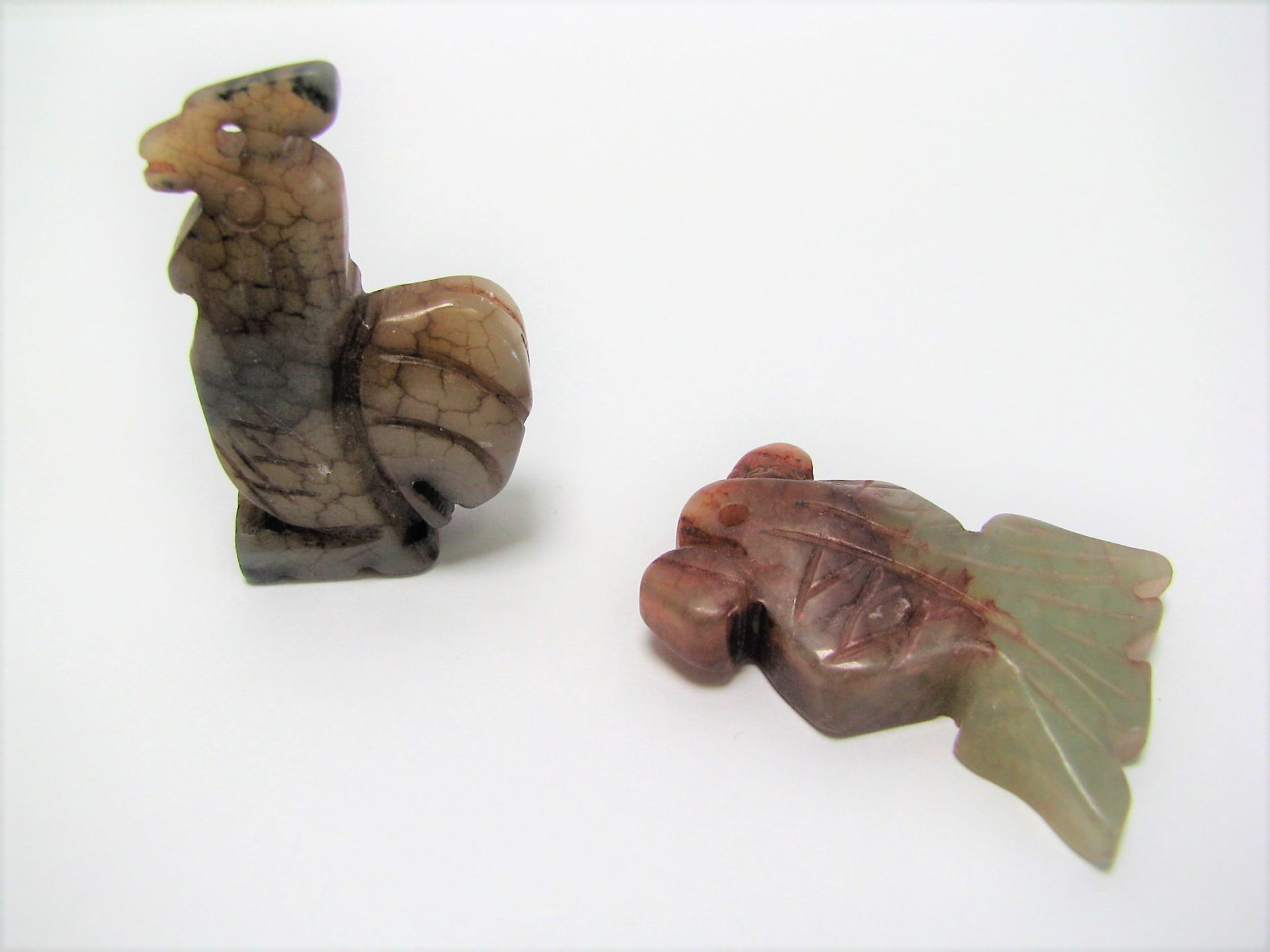 2 Anhänger in Form von "Fisch" und "Hahn", China, Jade beschnitzt, h 4/4,5 cm.